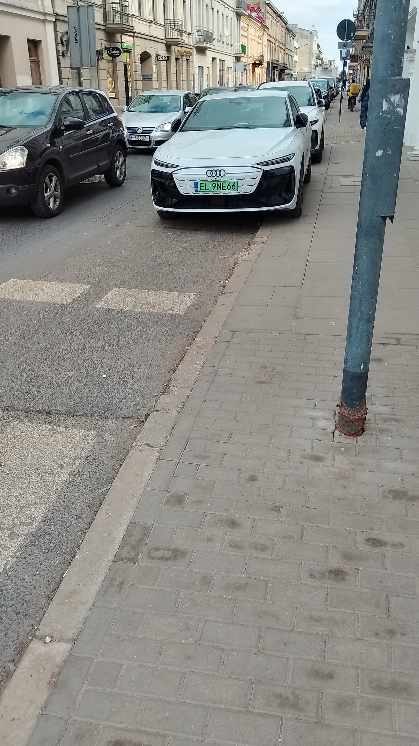 Parkowanie przy przejściu dla pieszych w odległości mniejszej niż 10 metrów. (12.03.2026, godz. 12:45, ul. Więckowskiego 12, Łódź)