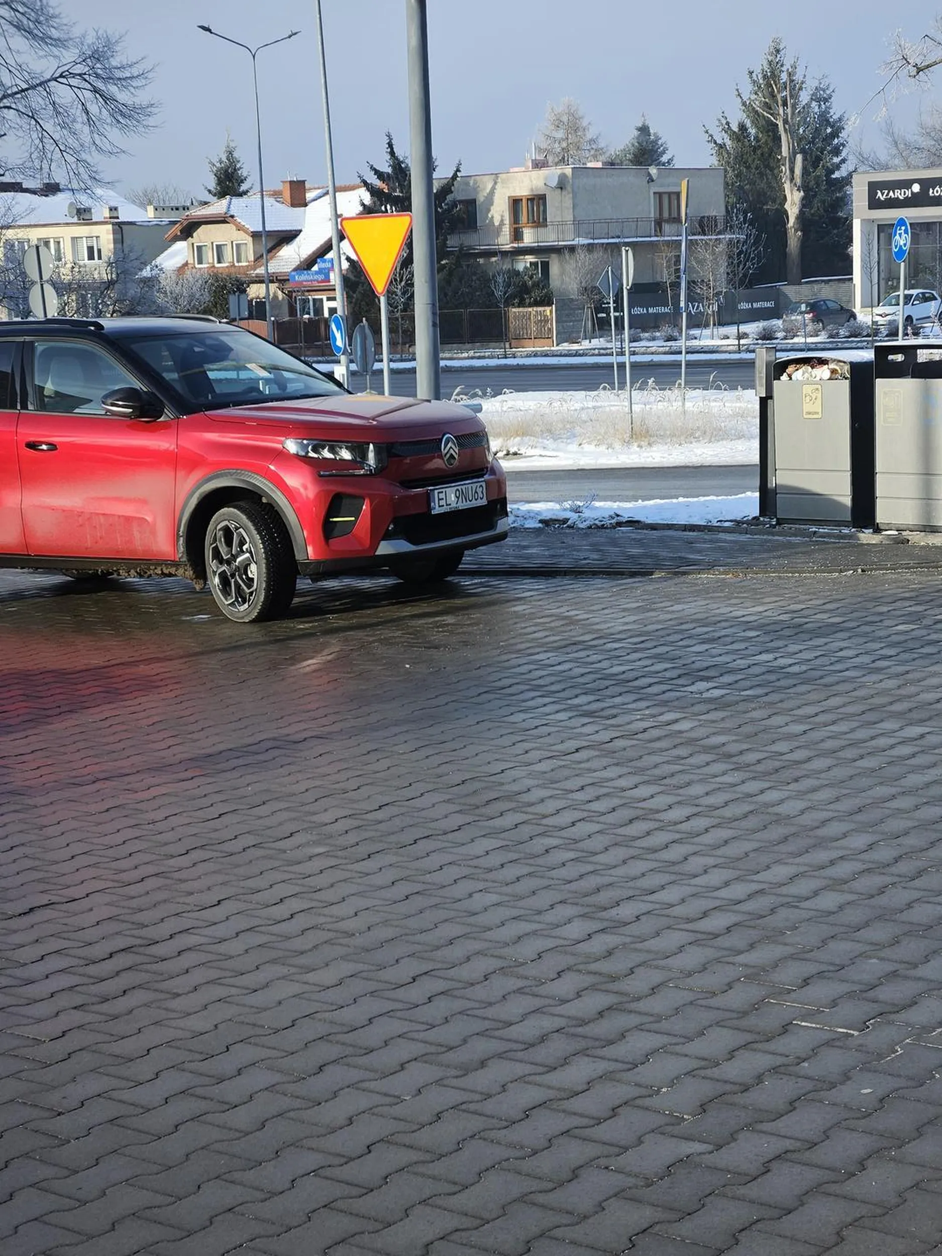 Zagradza wjazd do lidla