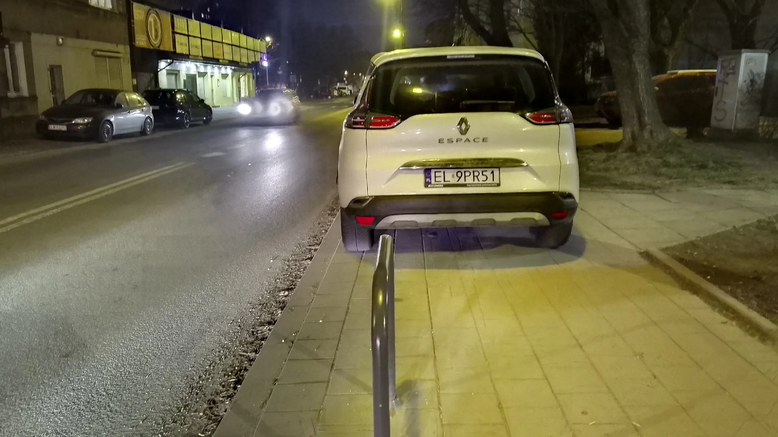 Zastawienie chodnika na ul. Zarzewskiej przy Kilińskiego (Łódź)