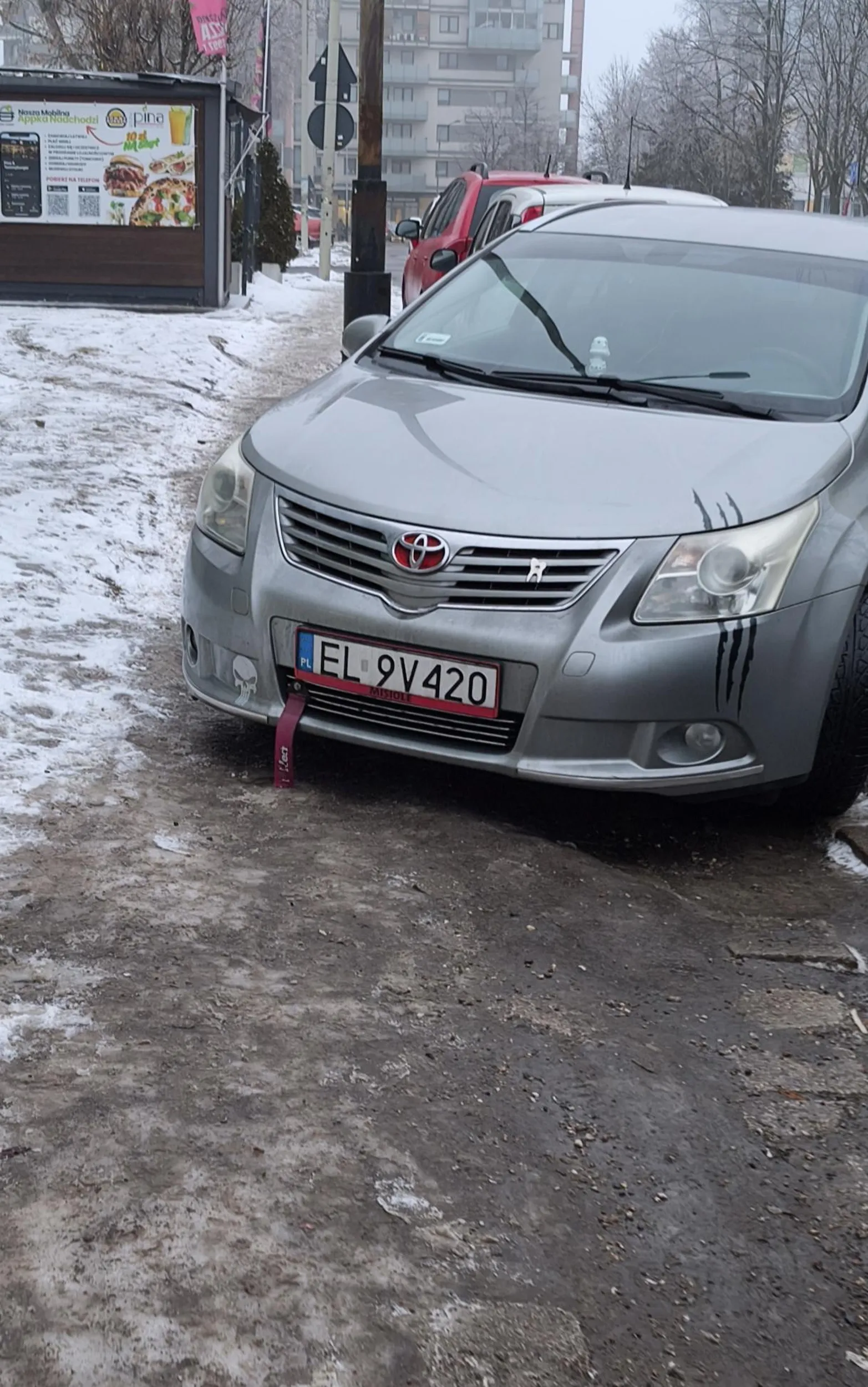 Zastawia jednocześnie chodnik i ulice...