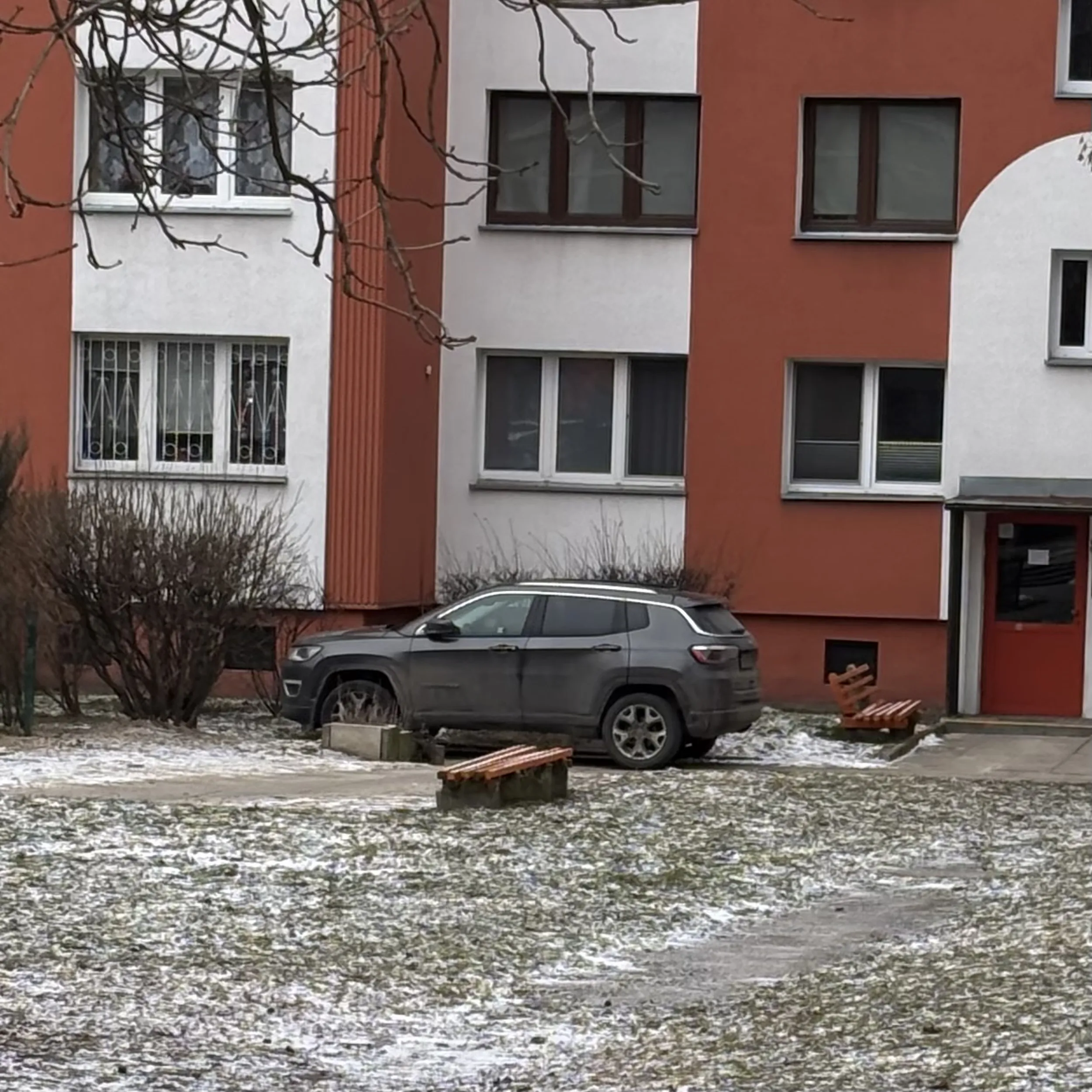 Chodnik to nie miejsce parkingowe. Jeśli musisz kogoś odstawić do domu to możesz później odjechać