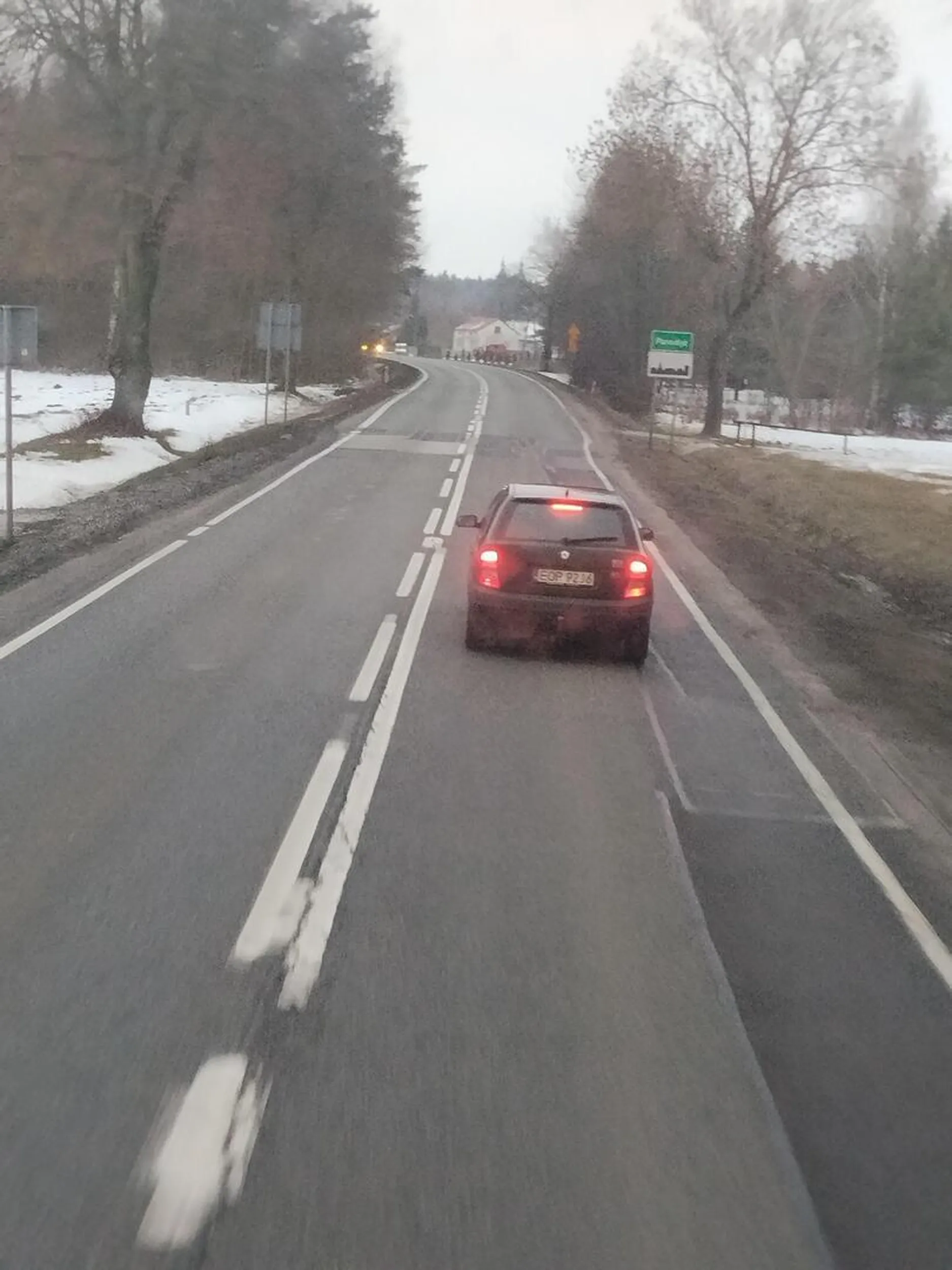 Stwarza ogromne zagrożenie na drodze przyspiesza i hamuje nagle bez powodu