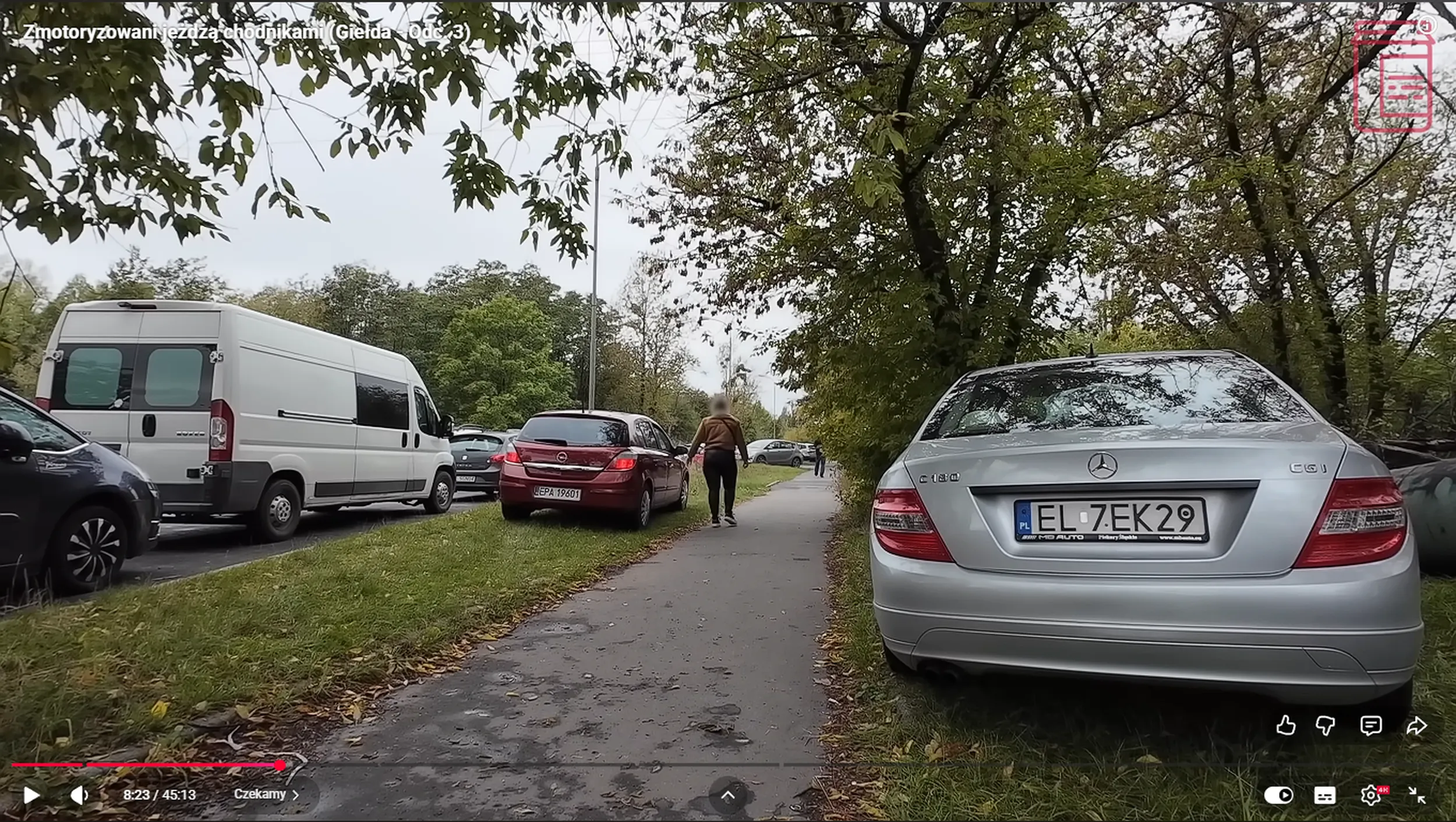 Pani w duzym tyłeczkiem musi parkować na 5m parkingu zieleni by się zmieściła wysiąść z małego pojazdu, bo gdyby było stać na większy nie parkowała by na pasie zieleni