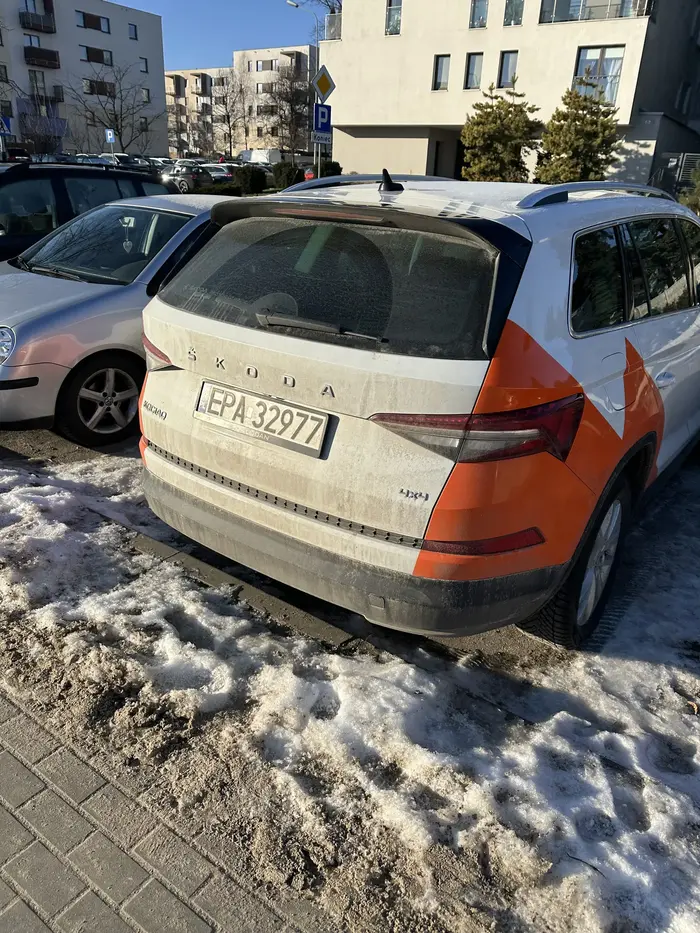 To zwykły bandyta drogowy. Nagminnie przekracza prędkość na drodze bez pobocza, którą chodzą dzieci.