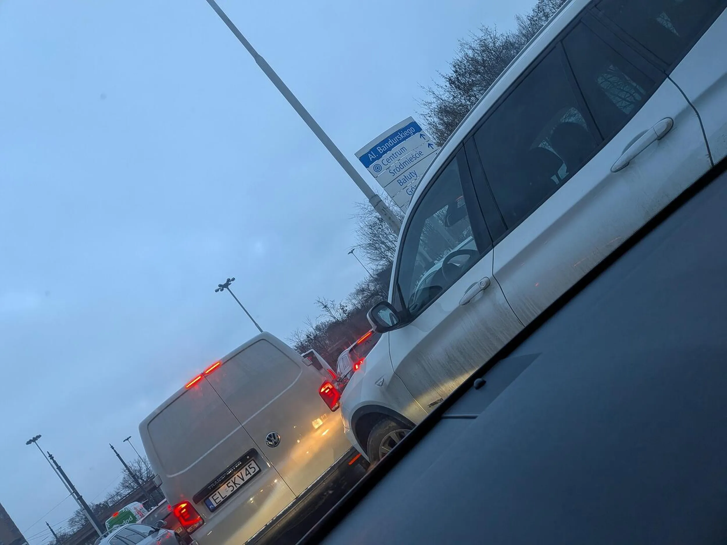 Na następny raz włączaj kierunkowskaz i nie wpychaj się komuś centralnie pod maskę widząc że nie ma miejsca.