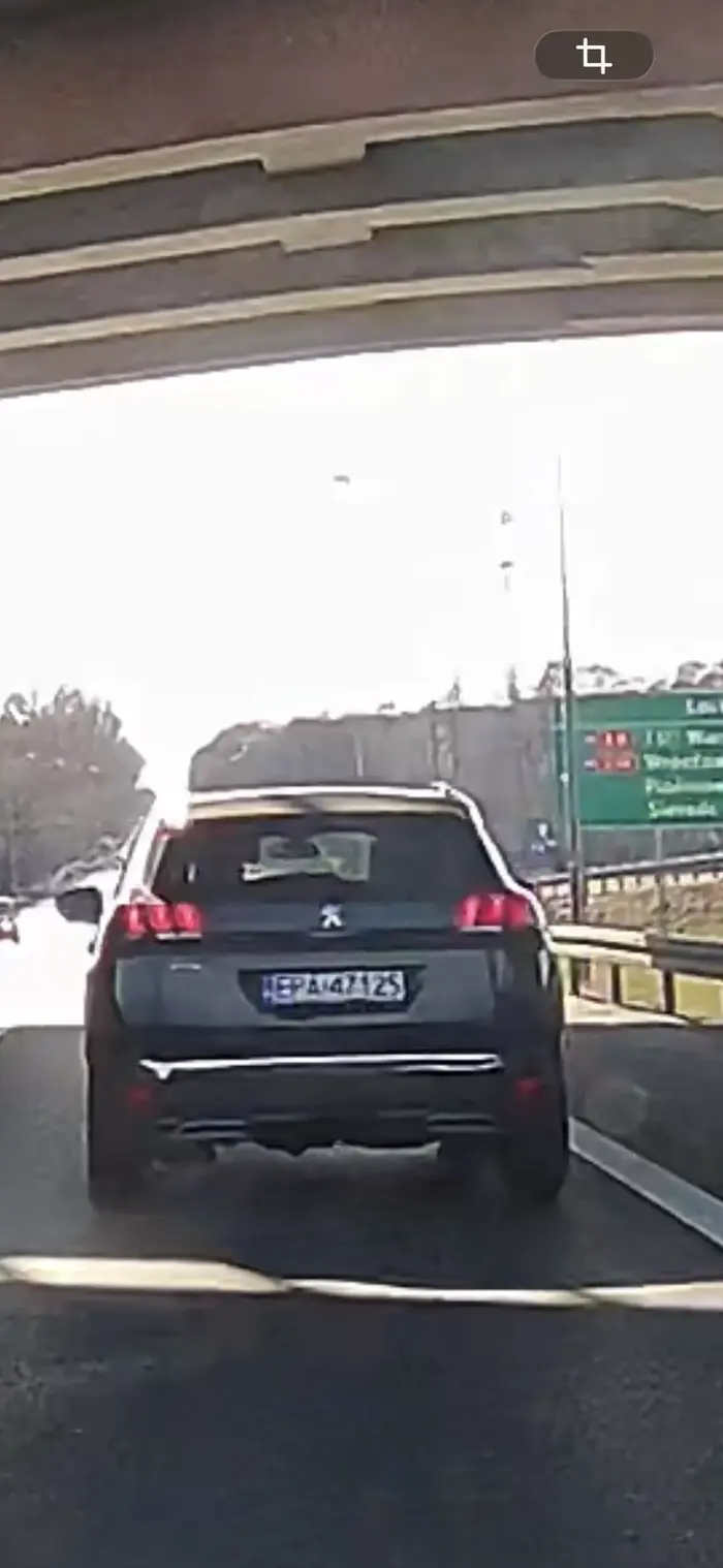 Wymusza pierwszeństwo plus nie zatrzymuje się na stopie. Uwaga na kobietę