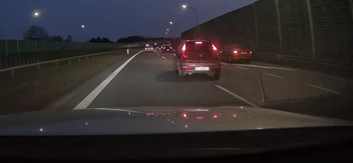 Zajeżdża centralnie drogę nie patrząc w lusterka i w dodatku hamuje na środku