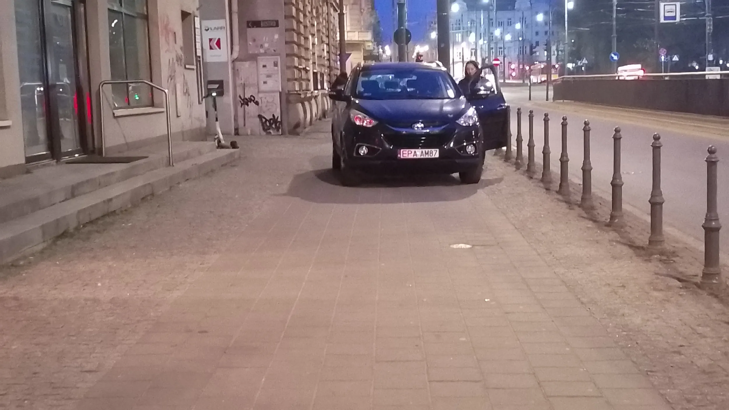 Jazda wzdłuż po chodniku pojazdem silnikowym jest w Polsce bezwzględnie zabroniona (Art. 26 ust. 3 pkt 3 Prawa o ruchu drogowym). Wykroczenie to grozi mandatem w wysokości 1500 zł i 8 punktami karnymi, a w przypadku recydywy – 3000 zł