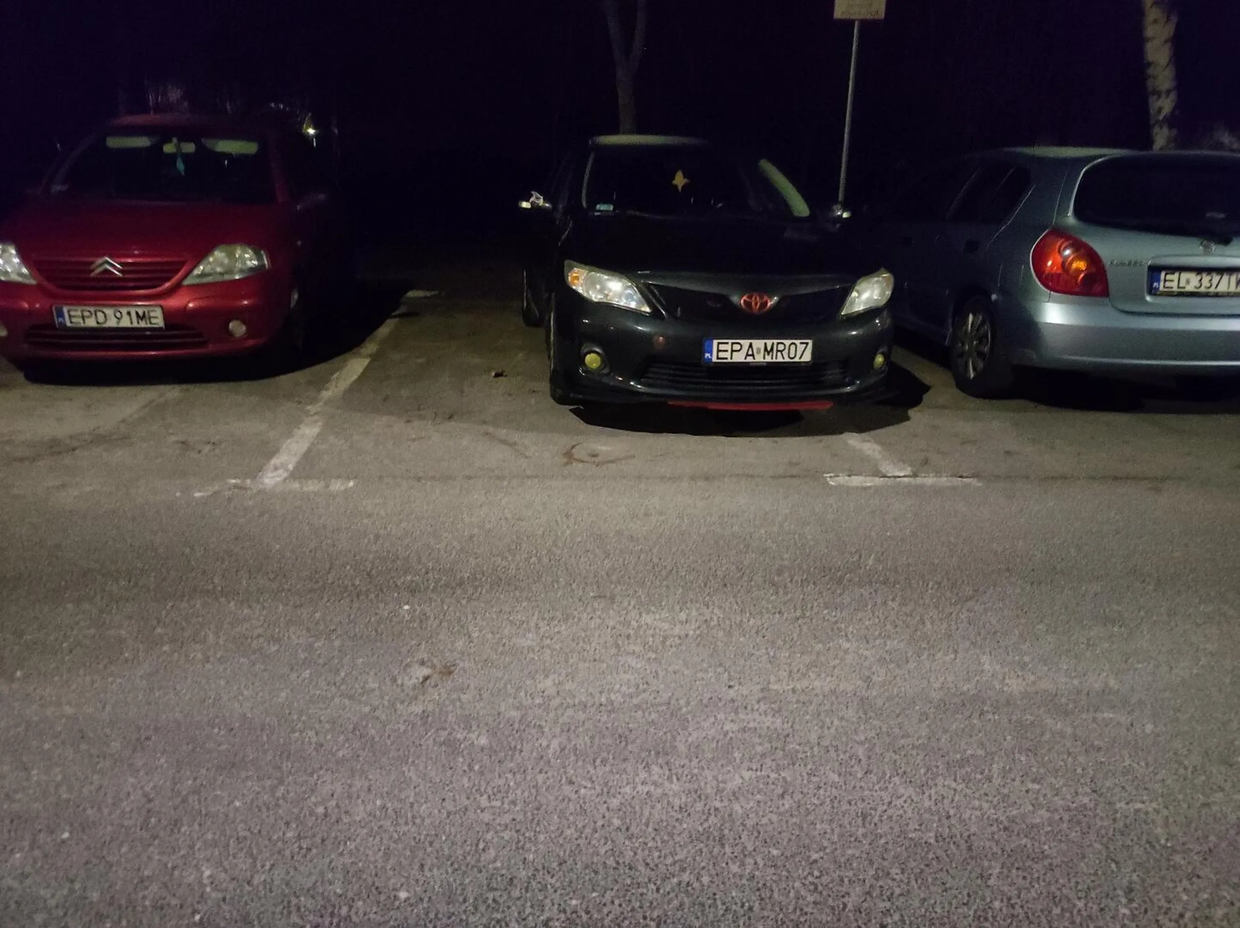 Parkowanie na dwóch miejscach wytyczonych biała linia. Tak się parkuje po Poddebicku.