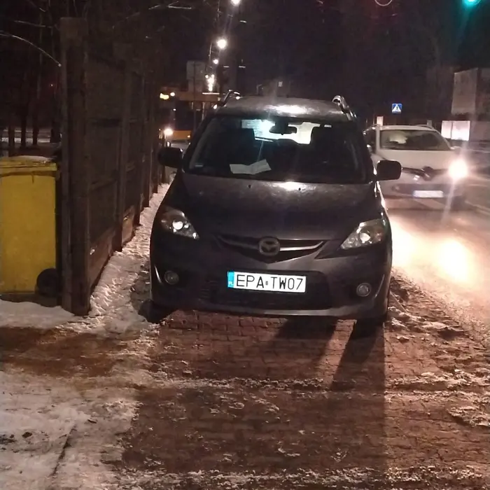 Kretyn, który nie liczy się z innymi ludźmi, prawdopodobnie stary mu do wanny wchodził.