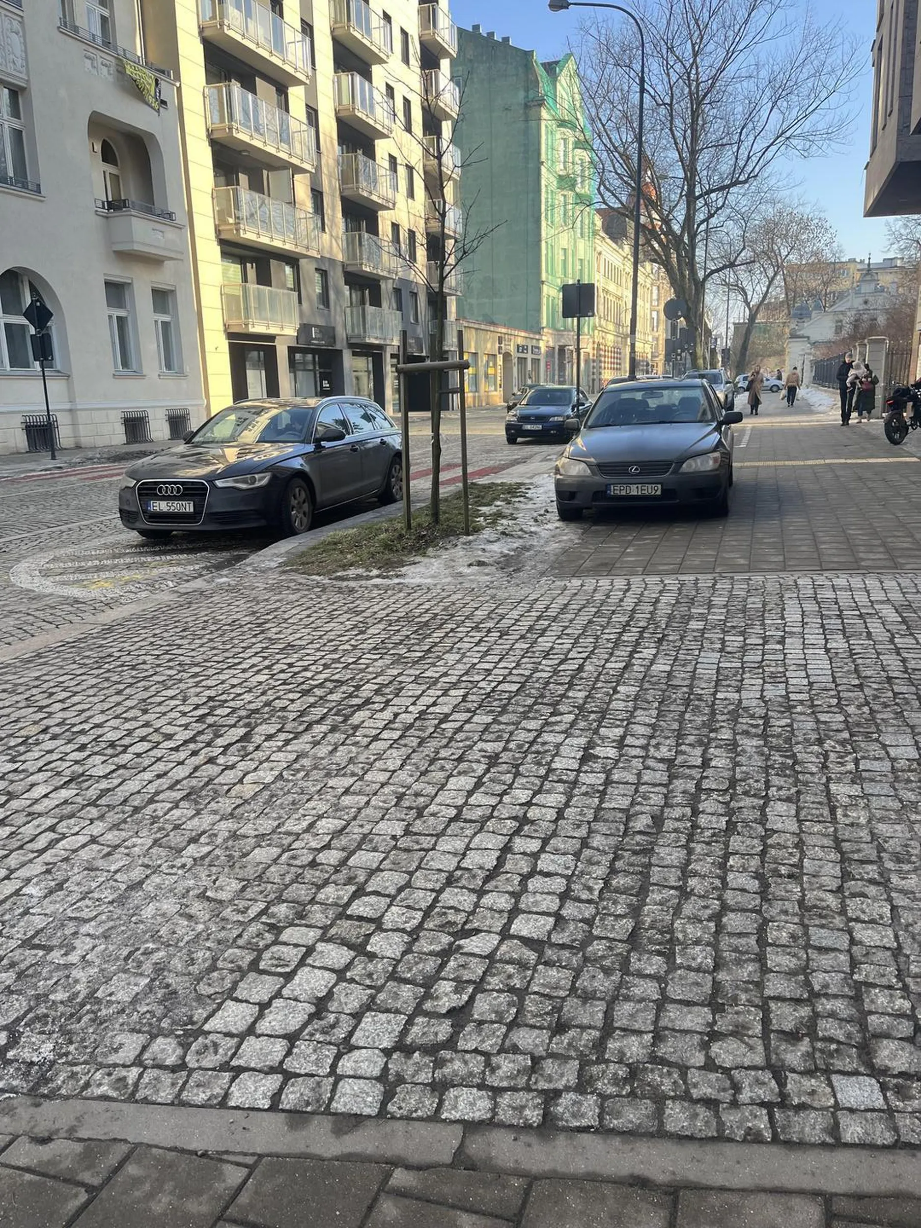 Znow zaparkował na chodniku