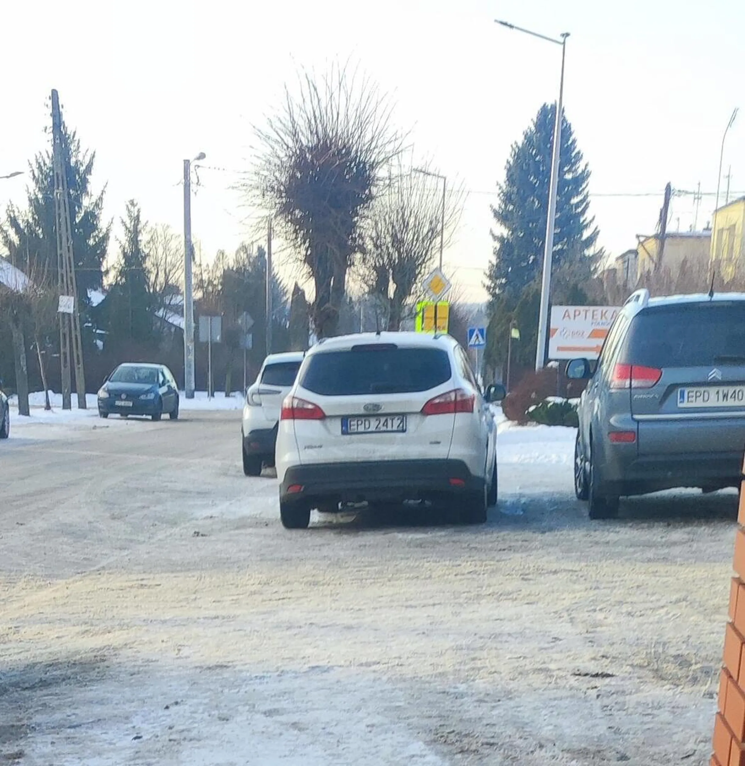 Parkowanie na całej szerokości chodnika. Poddębice ul. Północna. Co najważniejsze obok było mnóstwo miejsc wolnych nie utrudniających przejścia pieszym.