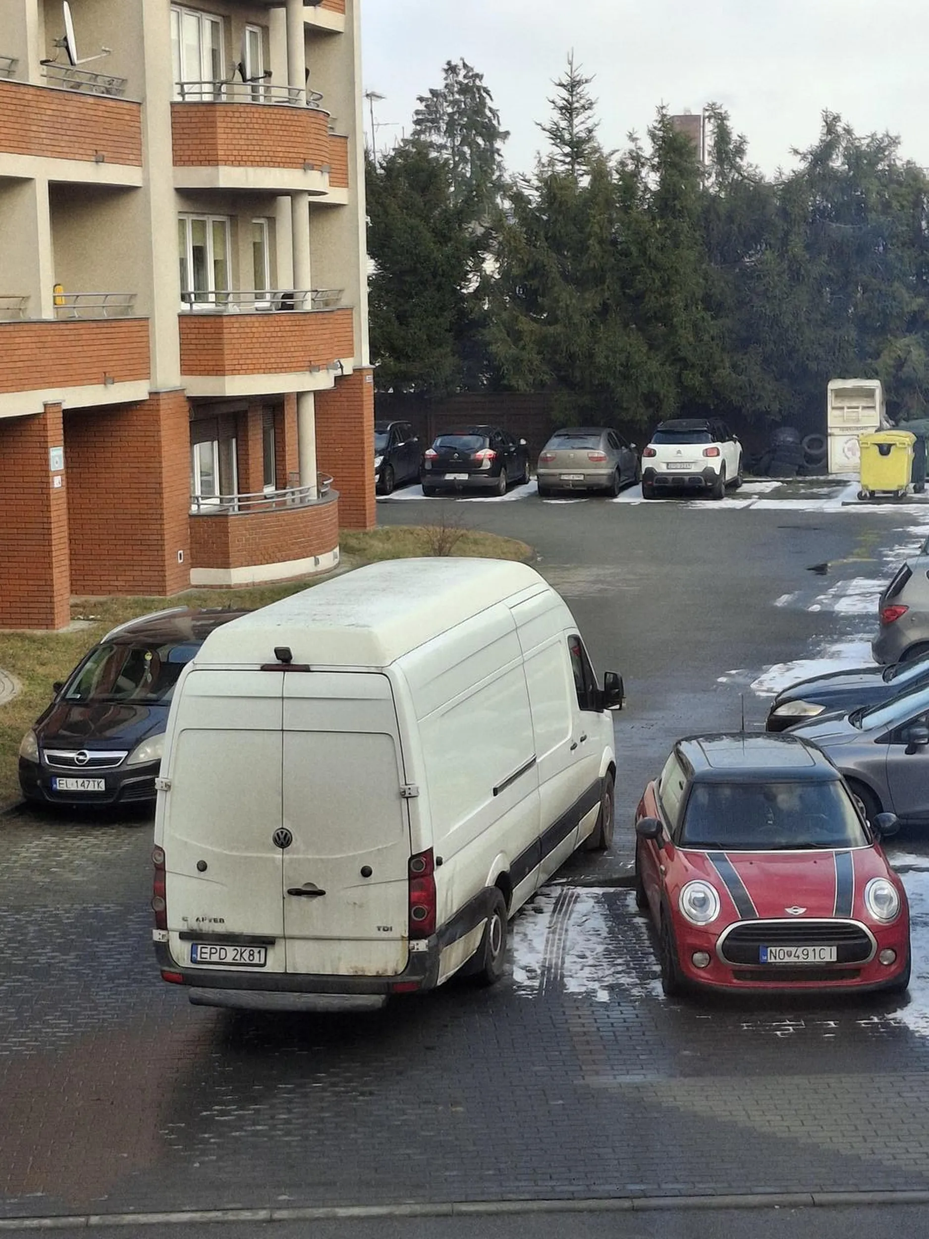 Tak się raczej nie parkuję zastawiając całkowicie wjazd na parking,  nie masz gościu mniejszego pojazdu by odebrać dziecko z przedszkola .Porażka