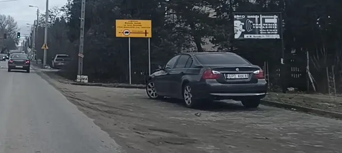 Wrak po wypadku z rozbitym przodem zalega 4 miesiące w tym miejscu w Piastowie