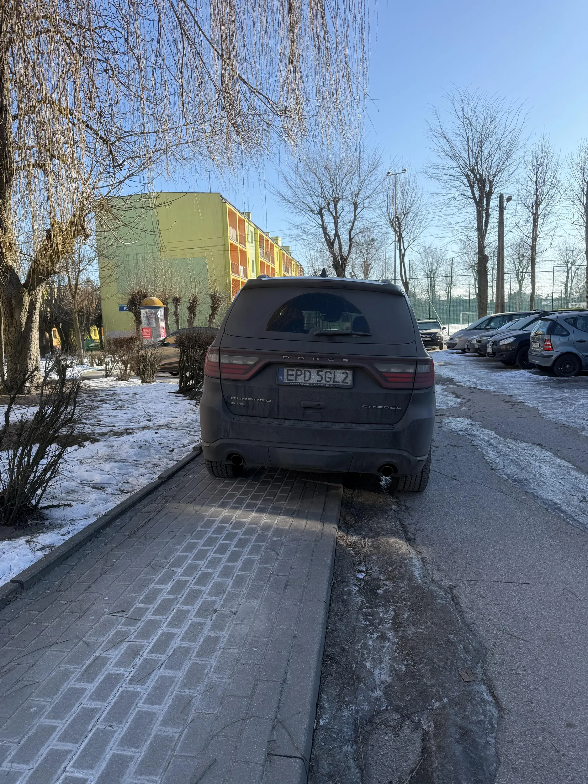 cham zastawił cały chodnik!