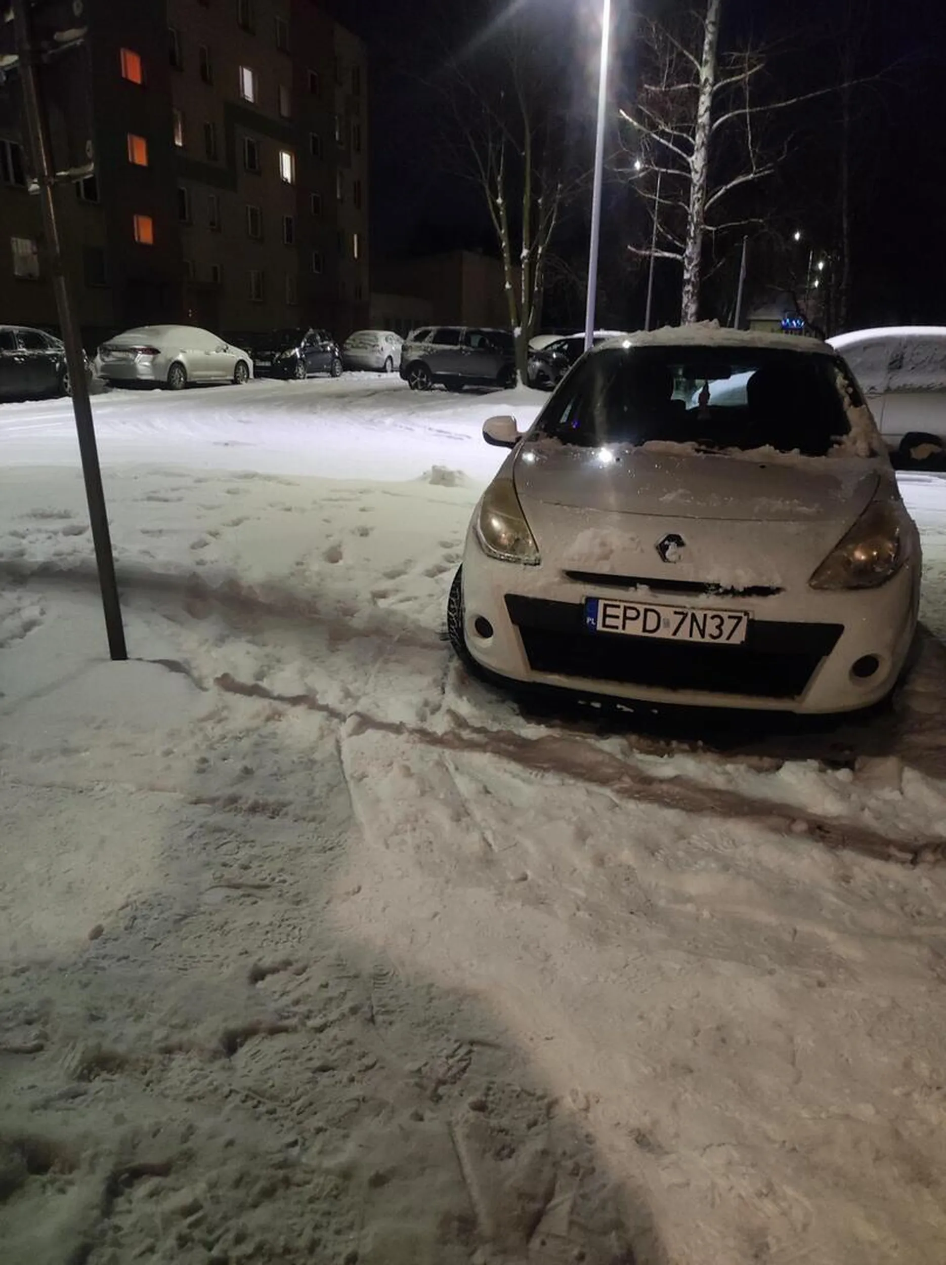 To auto notorycznie parkuje na miejscu dla osób niepełnosprawnych mimo braku legitymacji. Poddębice, ul. Krasickiego.