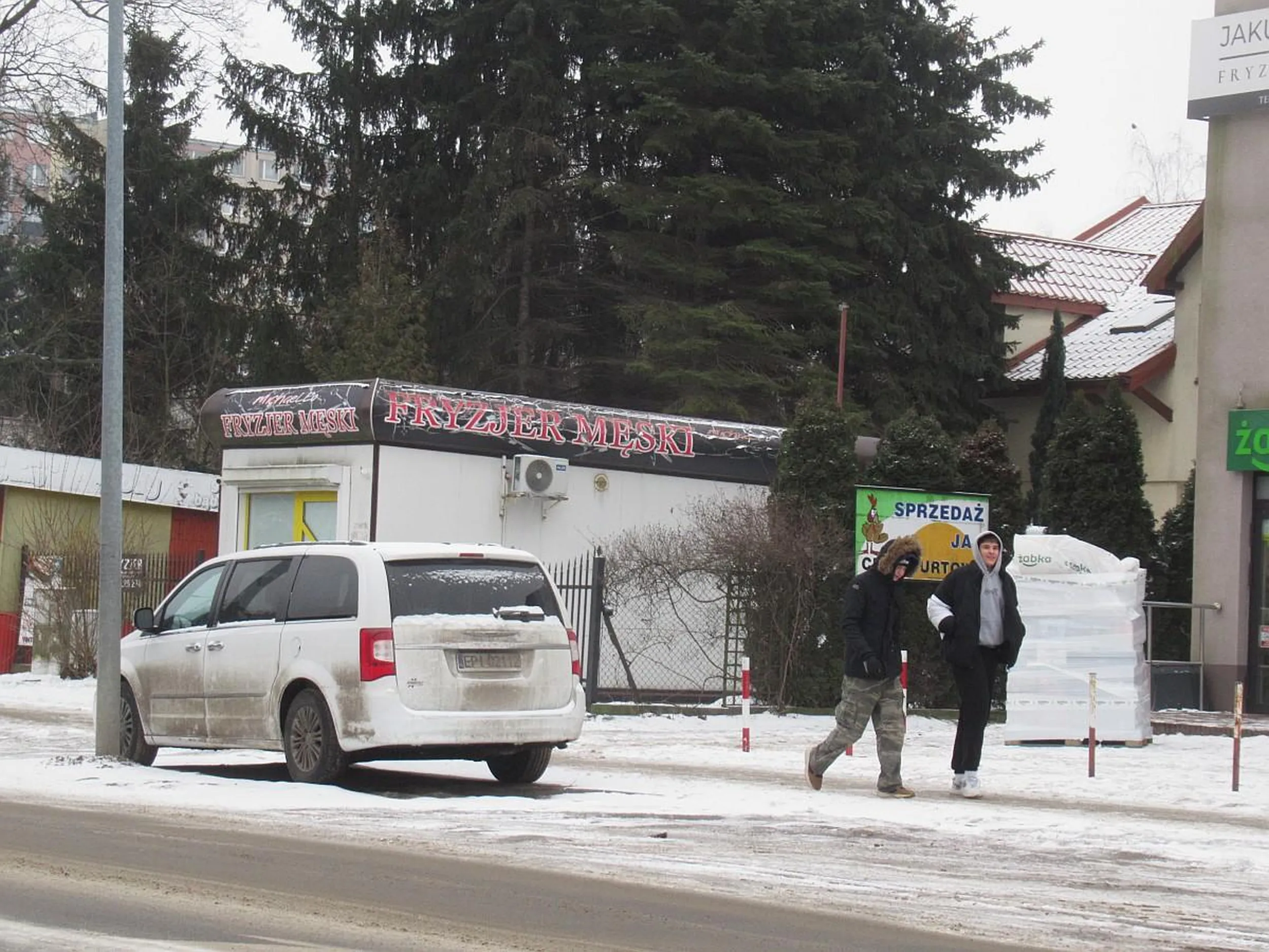 Parkowanie na zakazie zatrzymywania, chodniku i trawniku.