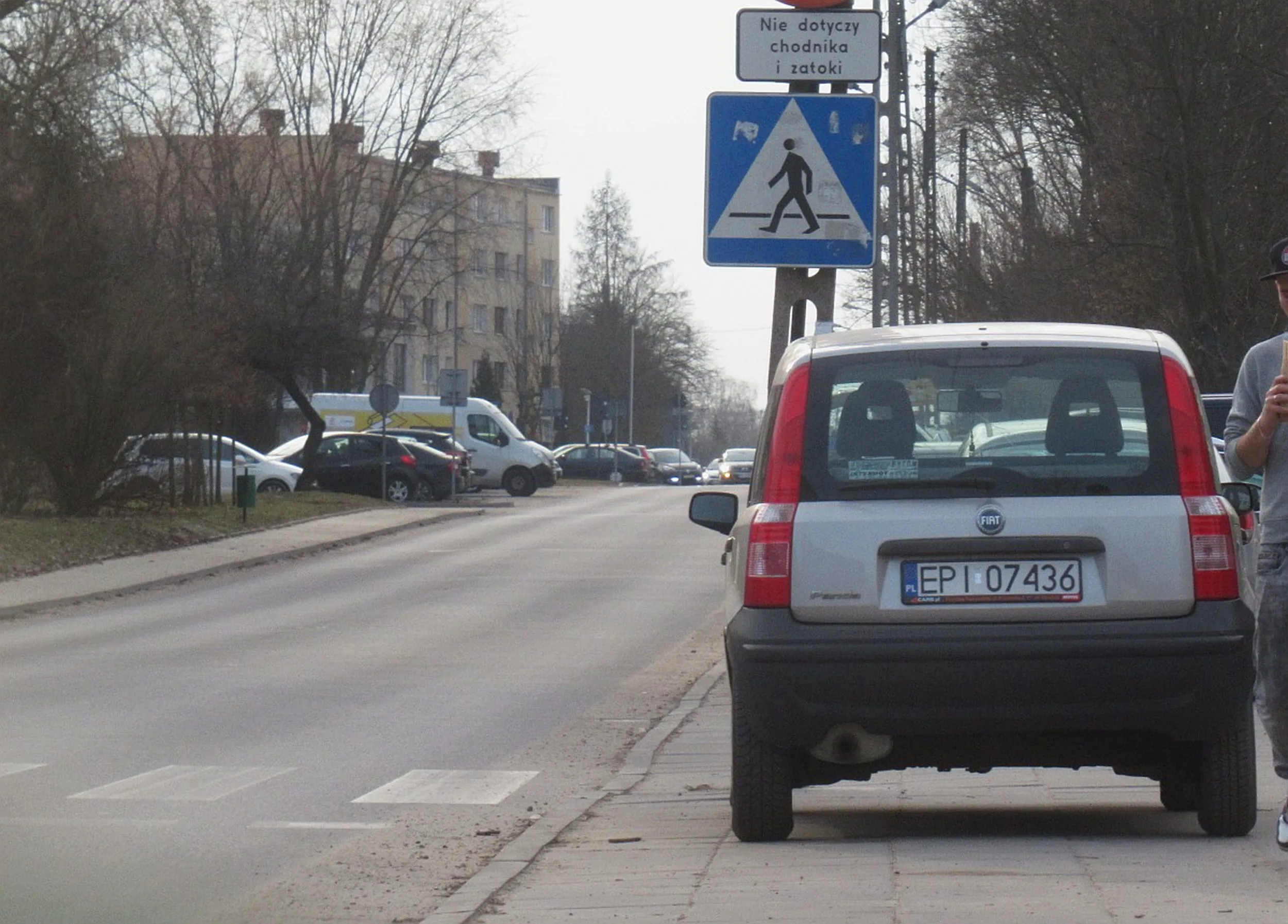 Baran zaparkował na chodniku mniej niż 10 m od przejścia dla pieszych.