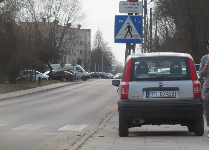 Baran zaparkował na chodniku mniej niż 10 m od przejścia dla pieszych.