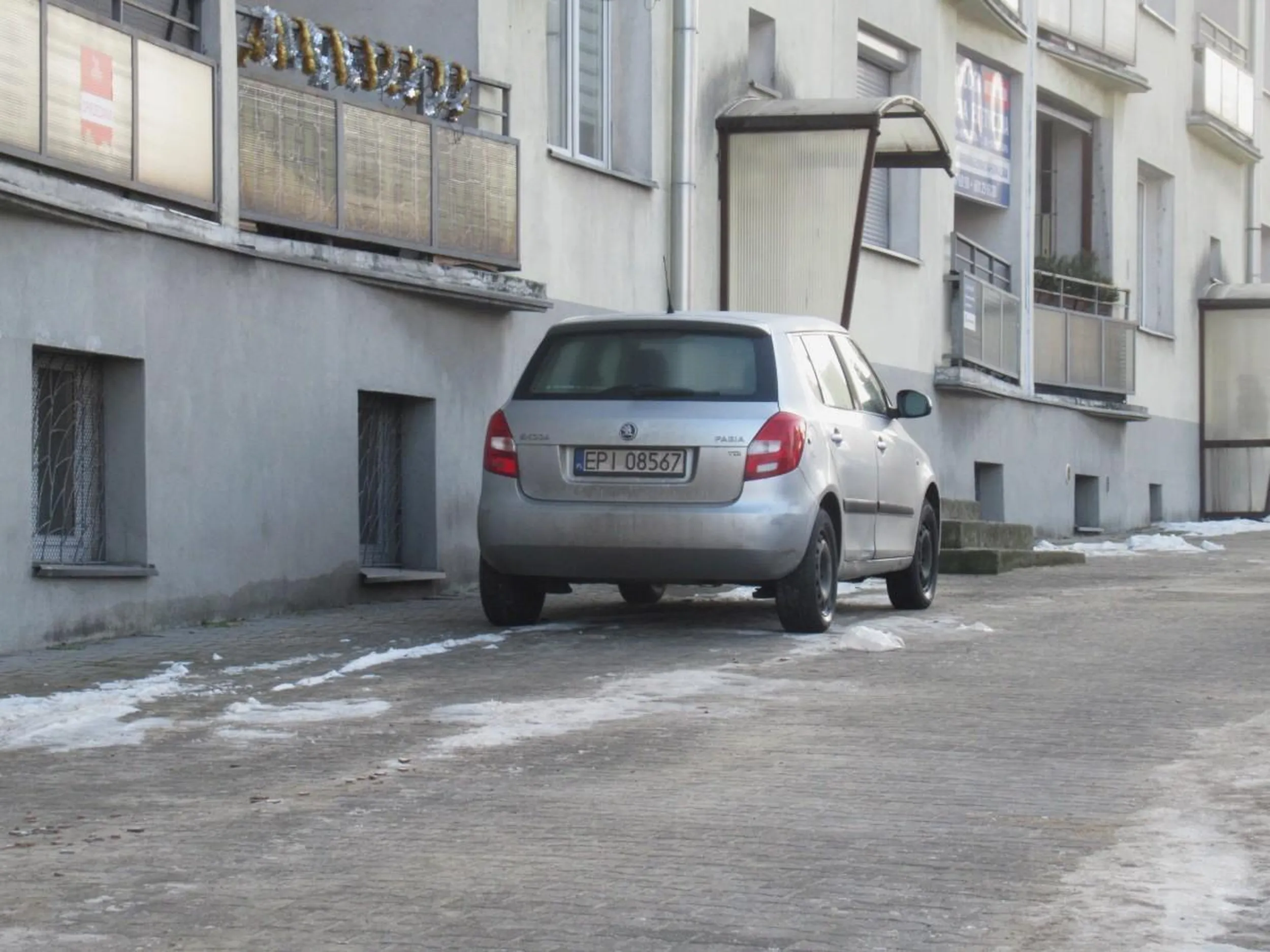 Jeżdżenie wzdłuż po chodniku i parkowanie z dala od krawędzi jezdni,