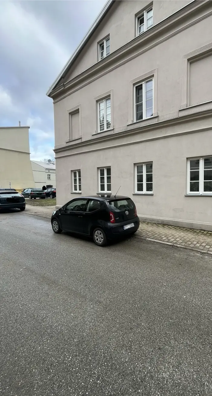 Egoistyczny kierowca staje na środku, nie zostawiając miejsca dla innych. Szkoda patrzeć na takich młodych kierowców bez doświadczenia…