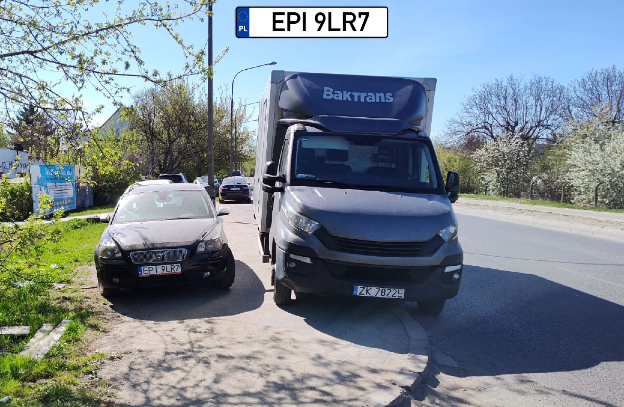 Nie wiem który głupszy. Ten z volvo co blokuje chodnik czy ten z ZK7822E co ogranicza widoczność dla skręcających. Oba karne kuta$y/ebola