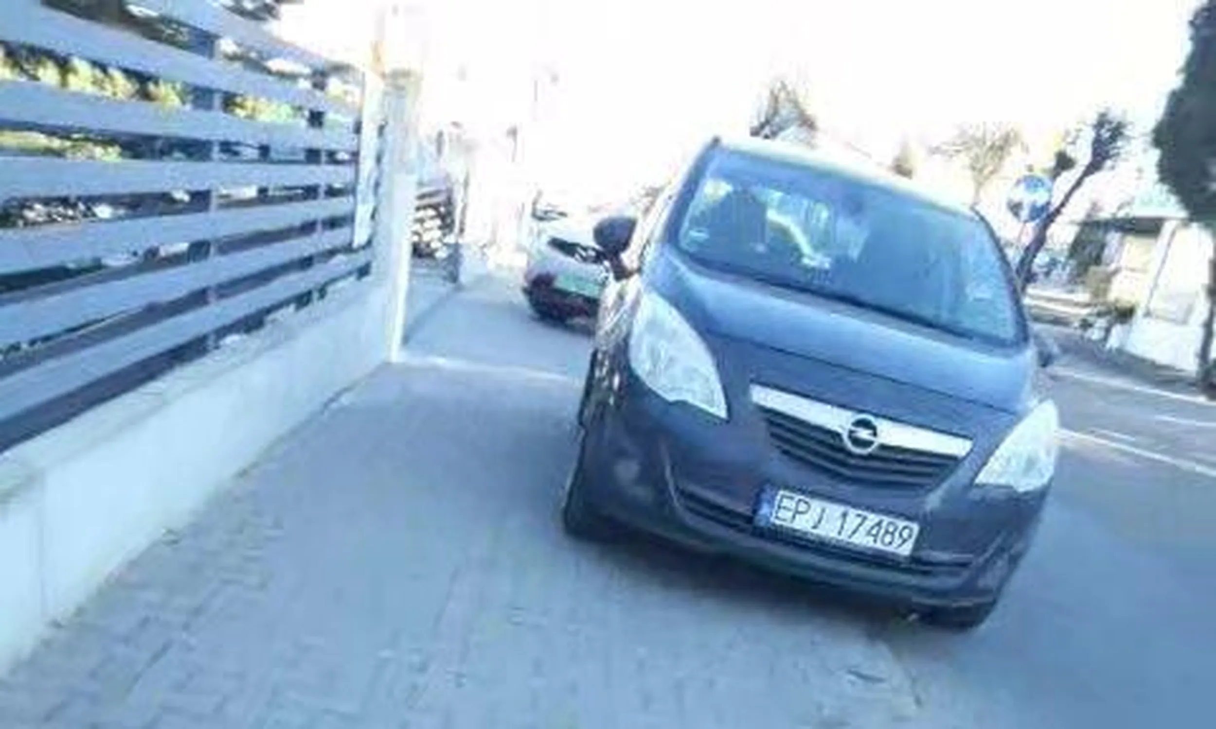 Parkowanie na chodniku, na zakazie postoju z odholowaniem, brak 1,5m chodnika.