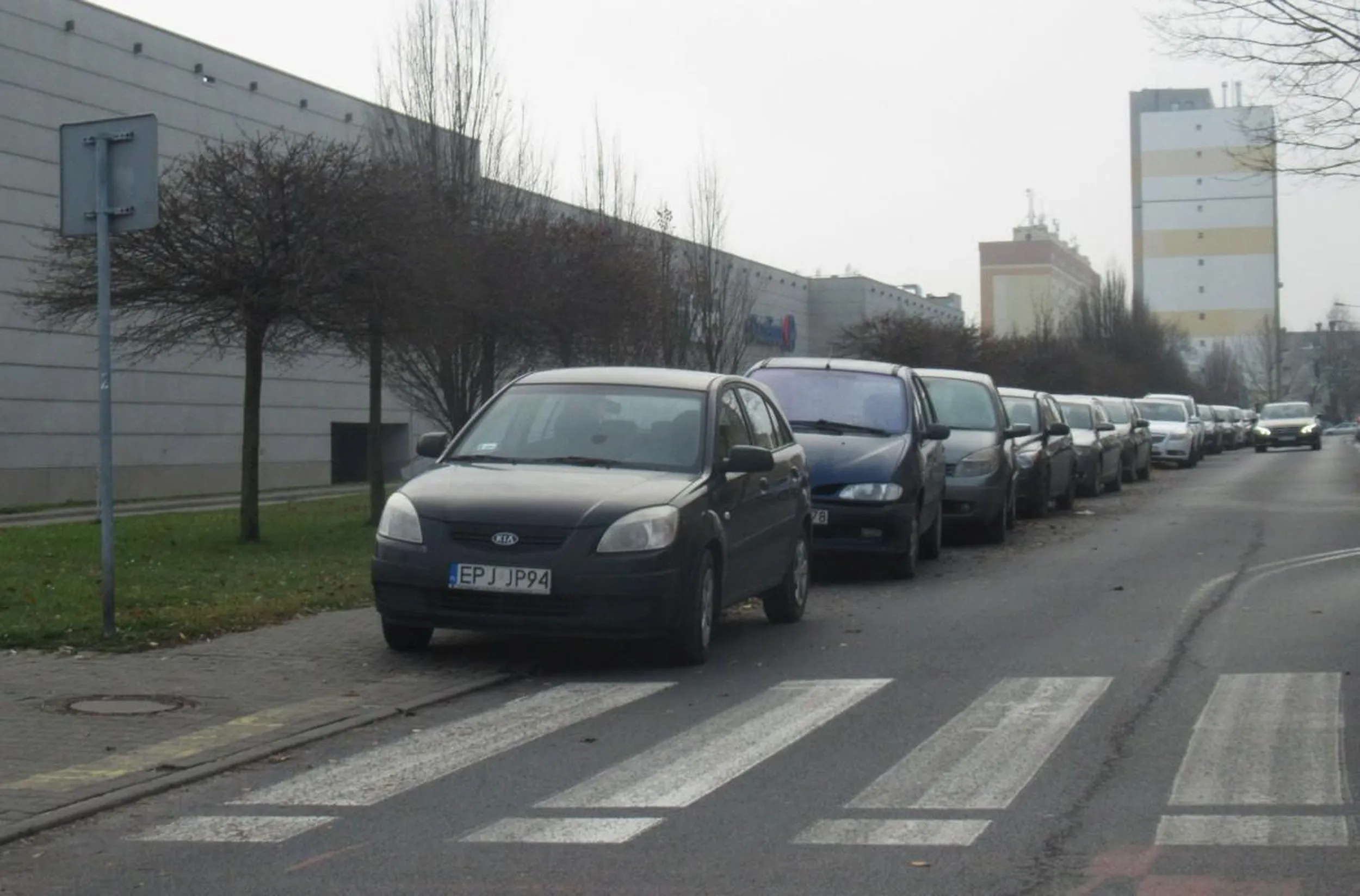 Parkowanie zbyt blisko przejścia dla pieszych.