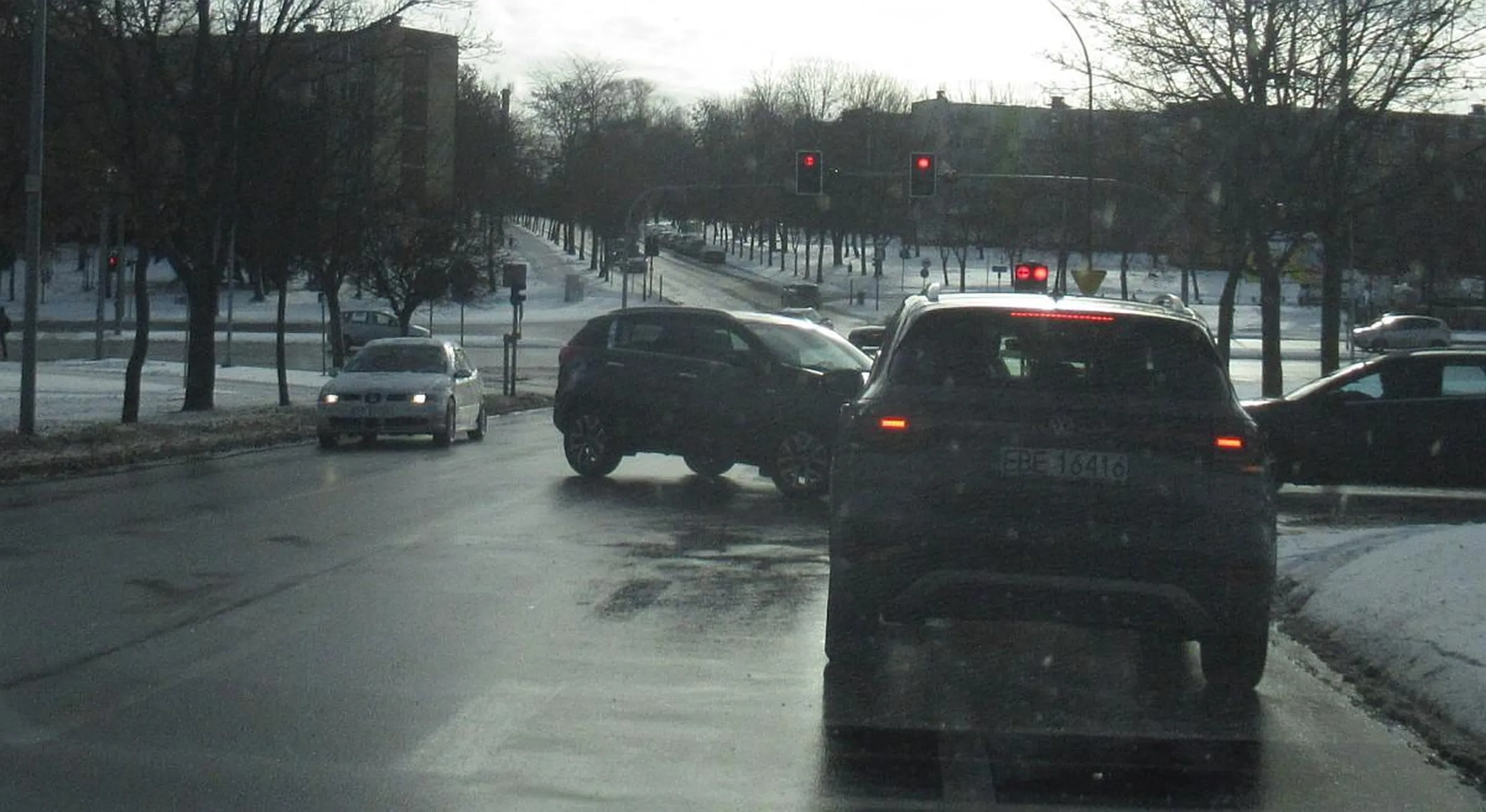 Dziaders w Kii skręca w lewo do Lidla mimo zakazu skrętu w lewo i linii podwójnej ciągłej.
