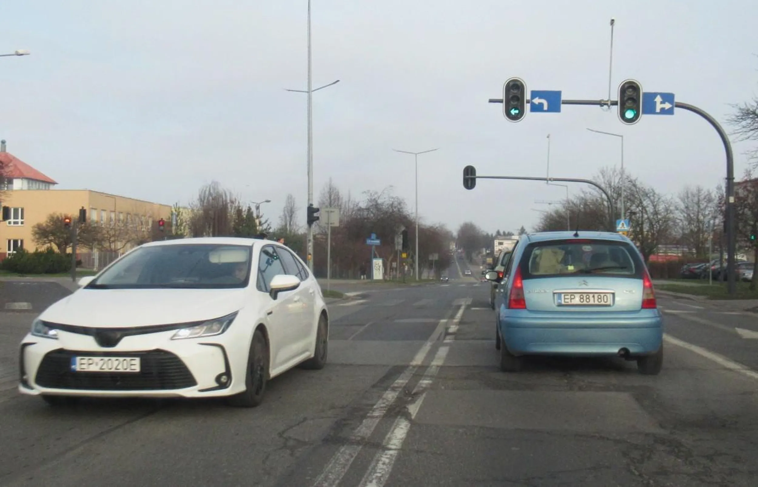 Przejazd przez skrzyżowanie na czerwonym świetle.