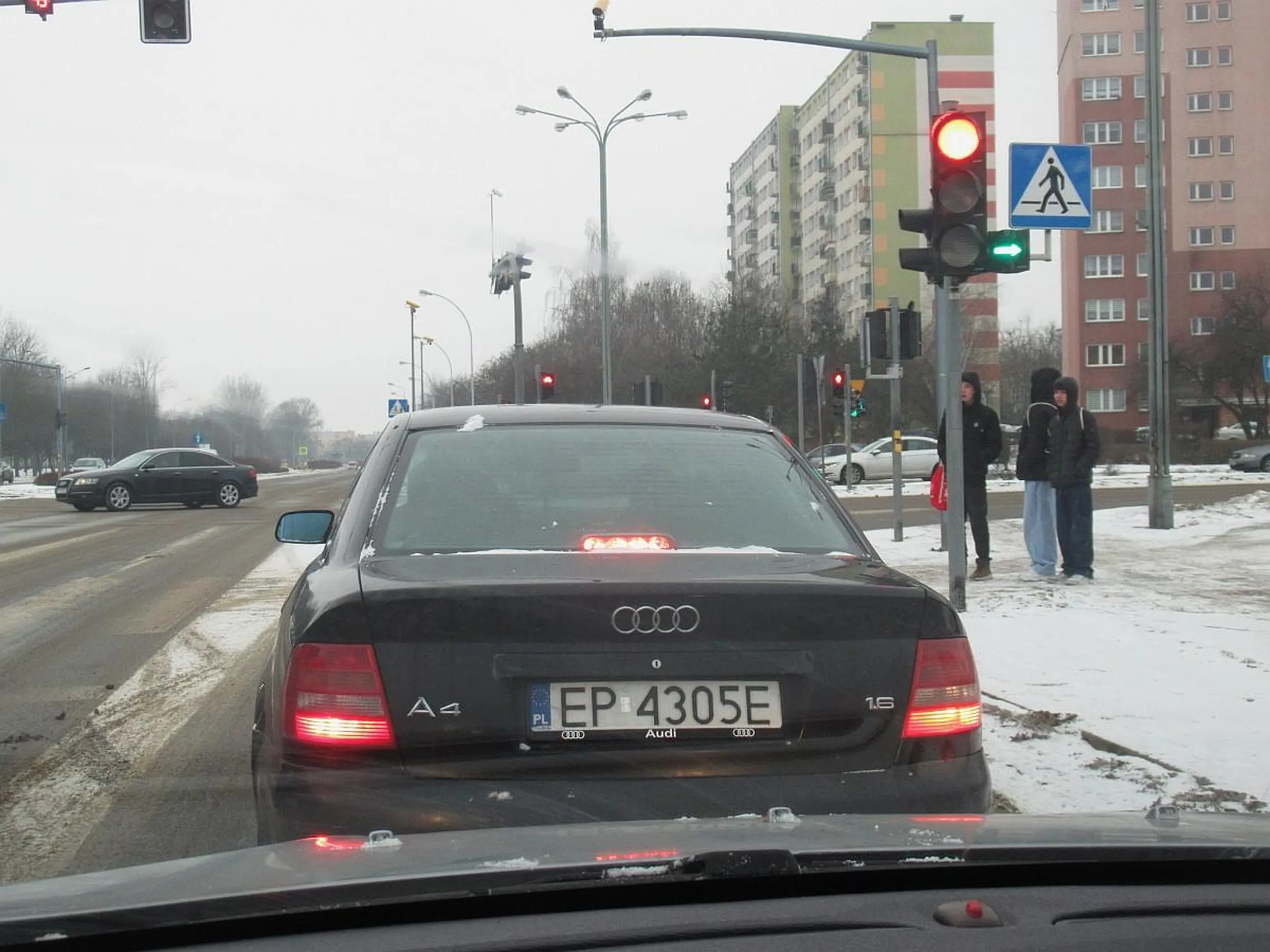 Jak masz zieloną strzałkę, to jedź, a nie stoisz pół minuty nie wiedzieć po co.