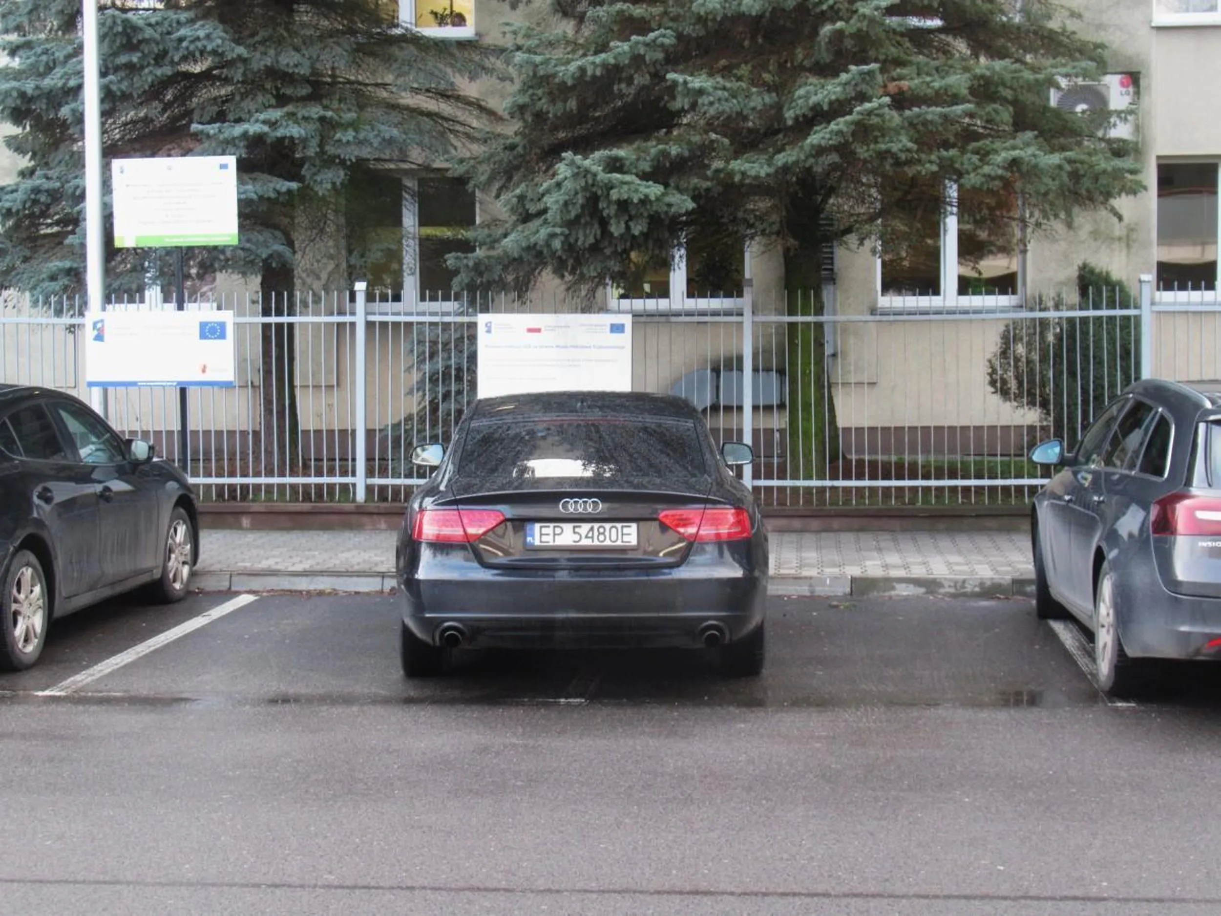 Ciekawe czy zapłacił za 2 miejsca parkingowe czy tylko za 1?