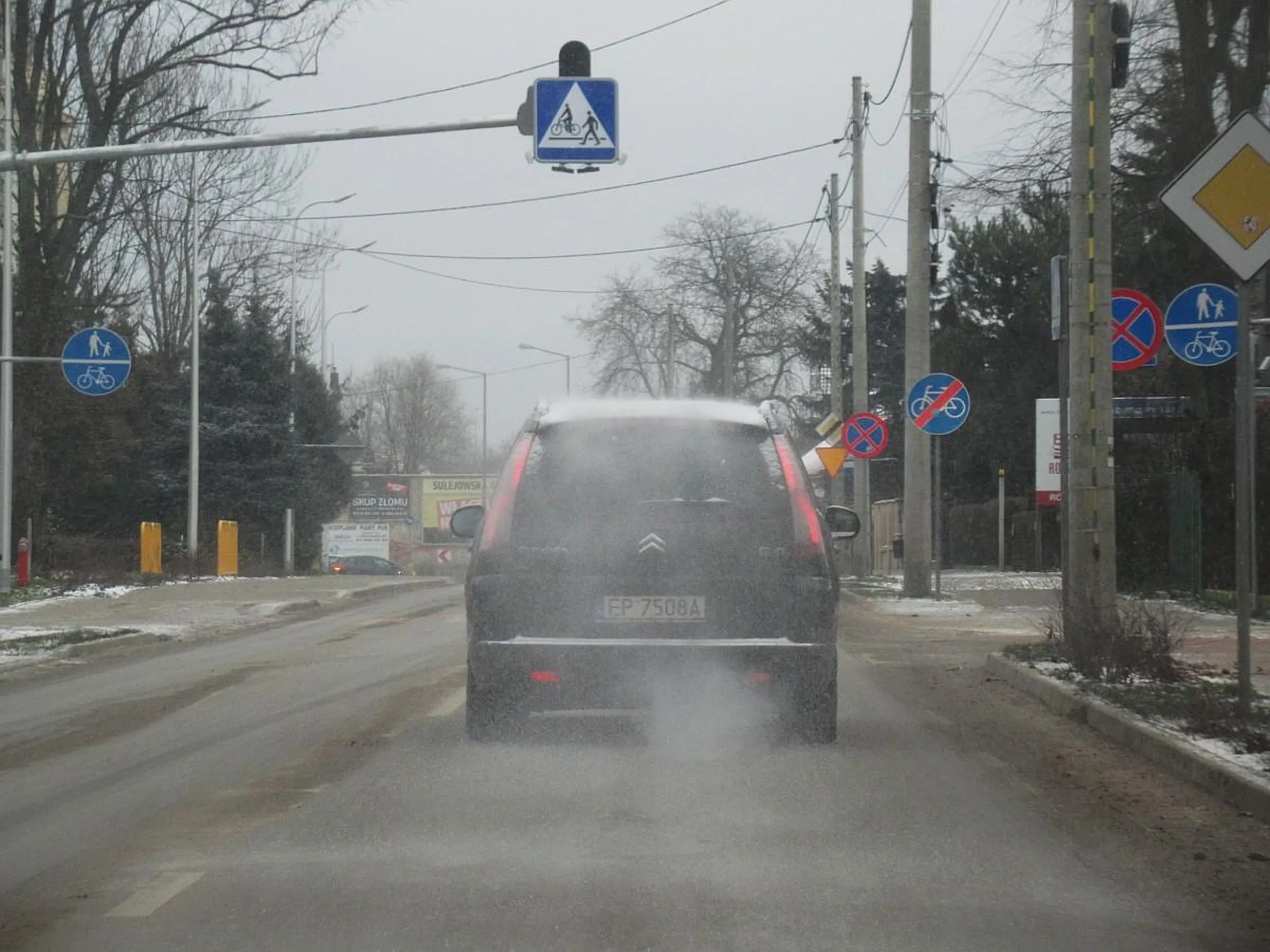 Wyjechał na drogę nieodśnieżonym samochodem i sypie śniegiem na samochody za sobą.