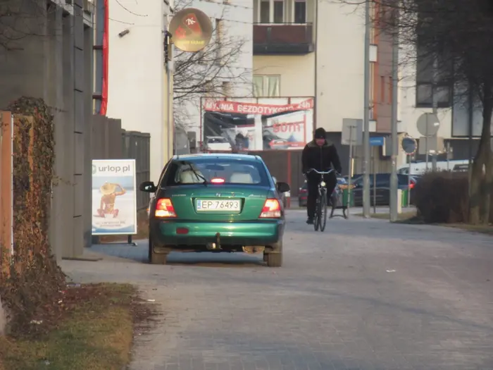 Chyba srogi mandat będzie: jazda wzdłuż po chodniku x2, parkowanie na zakazie zatrzymywania i parkowanie na chodniku w miejscu niedozwolonym (nie przy krawędzi jezdni).