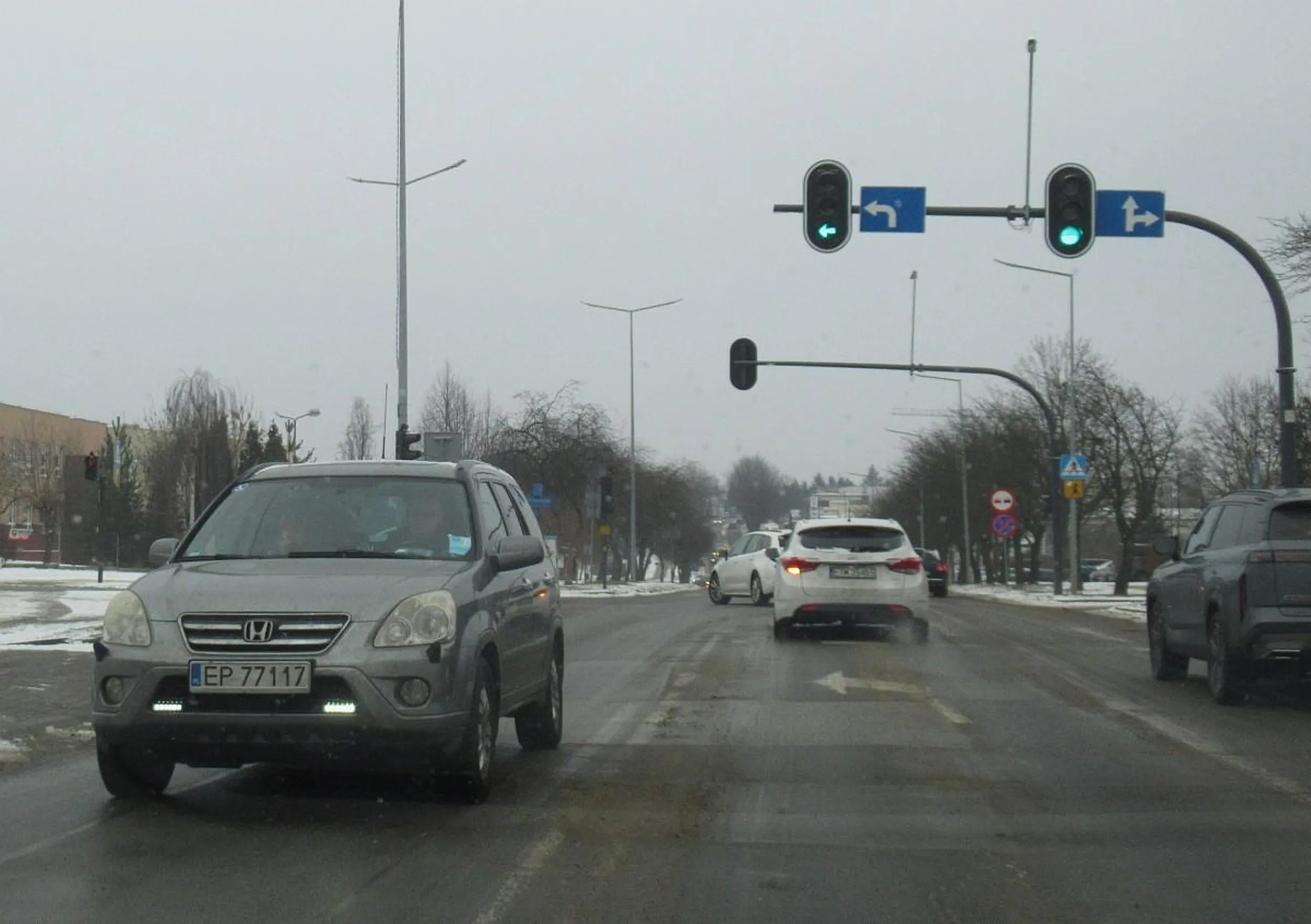 Wjazd na skrzyżowanie na czerwonym świetle.