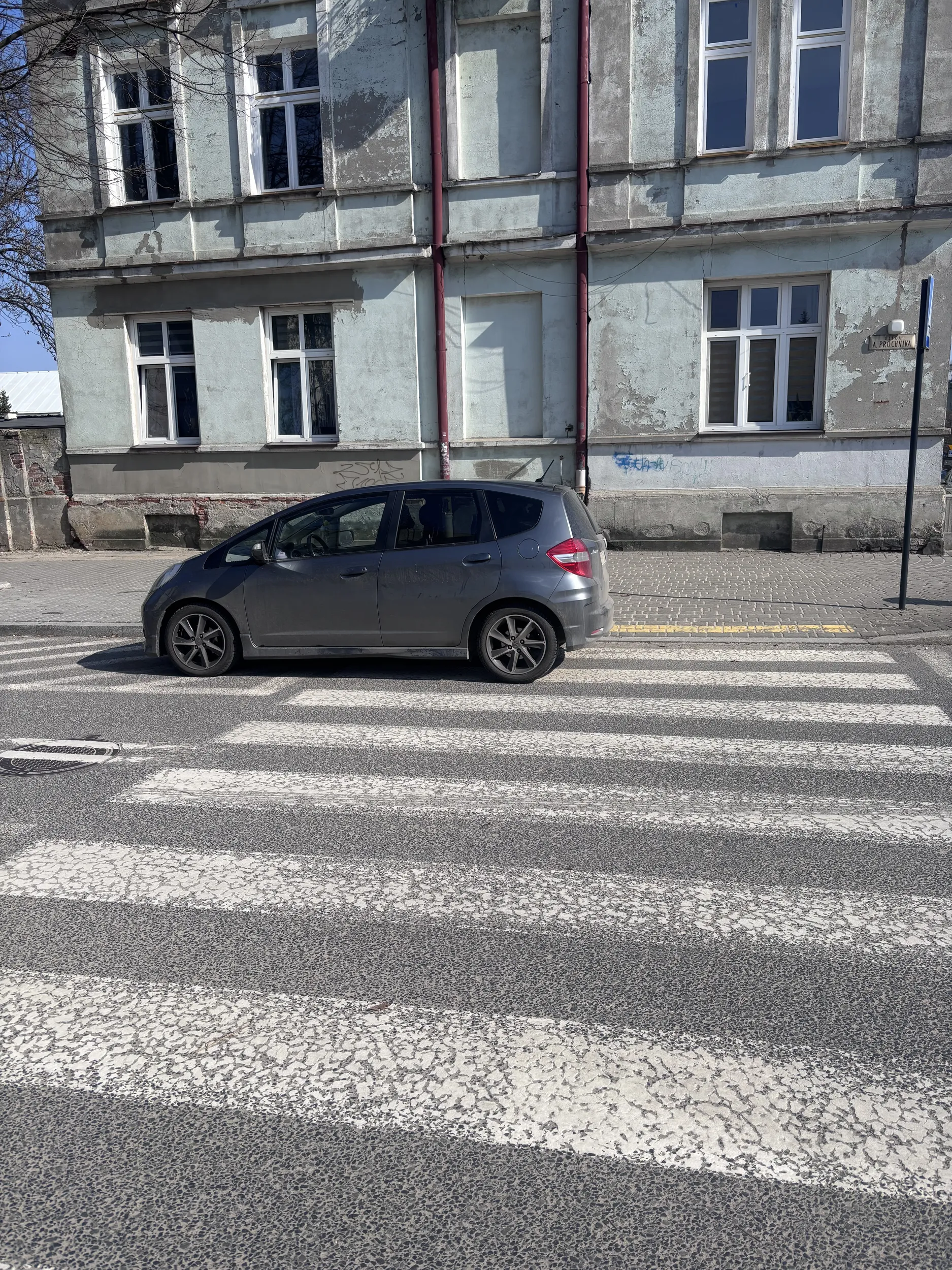 Piękne parkowanie na przejściu dla pieszych, w okolicy szkoły. Brawo za bezmyślność ?