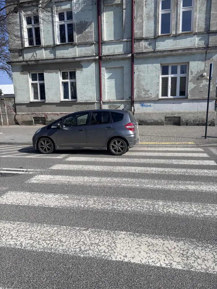 Piękne parkowanie na przejściu dla pieszych, w okolicy szkoły. Brawo za bezmyślność ?