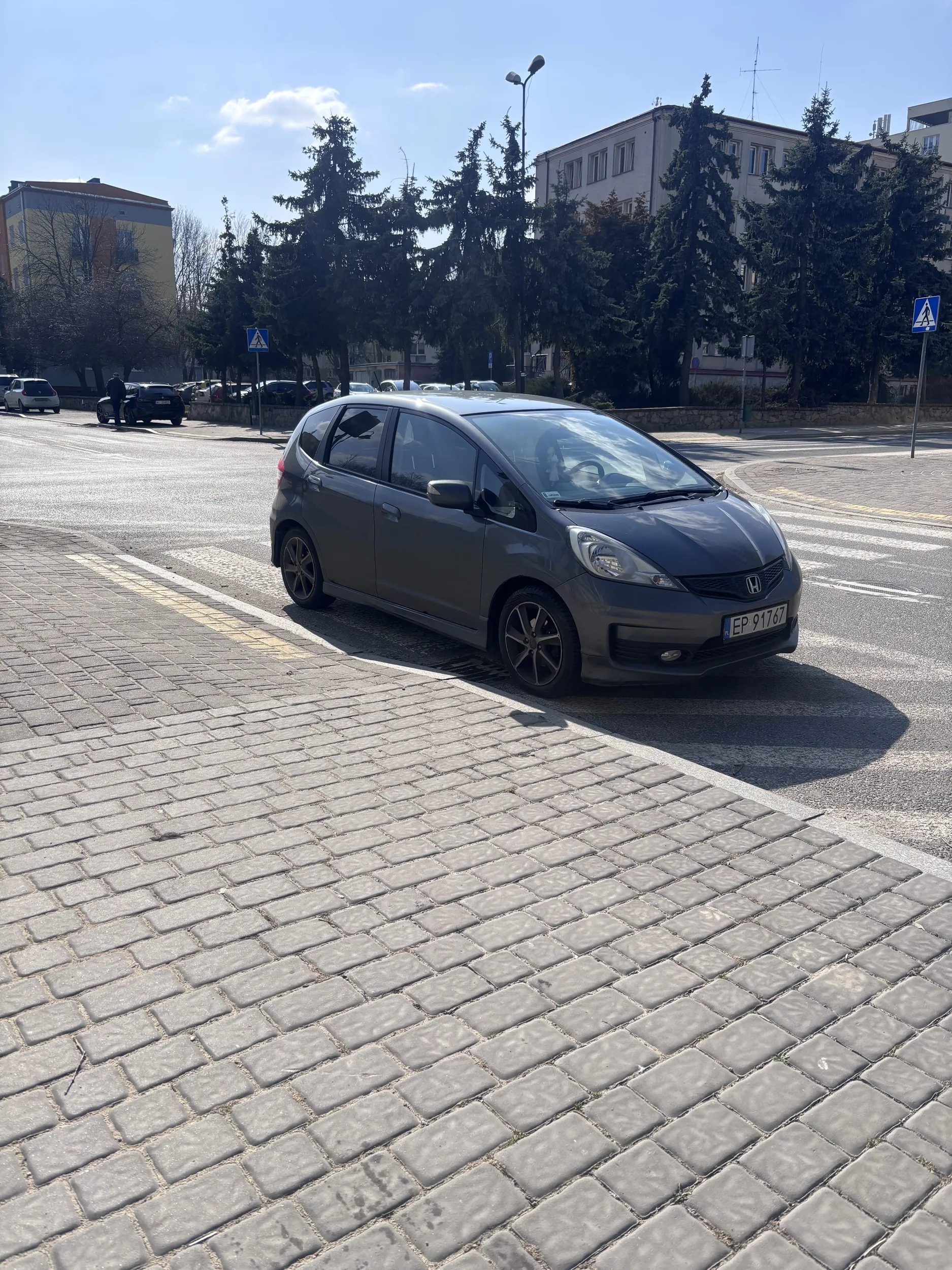 Piękne parkowanie na przejściu dla pieszych, w okolicy szkoły. Brawo za bezmyślność ?