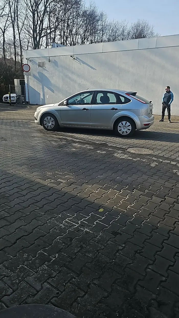 Przychlast na bp blokował wyjazd i jeszcze się rzucał jak się uwagę zwróciło.