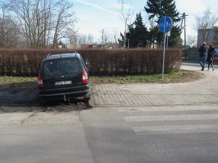 Kierowca nieznający przepisów, które zakazują parkowania mniej niż 10 m od przejścia dla pieszych.