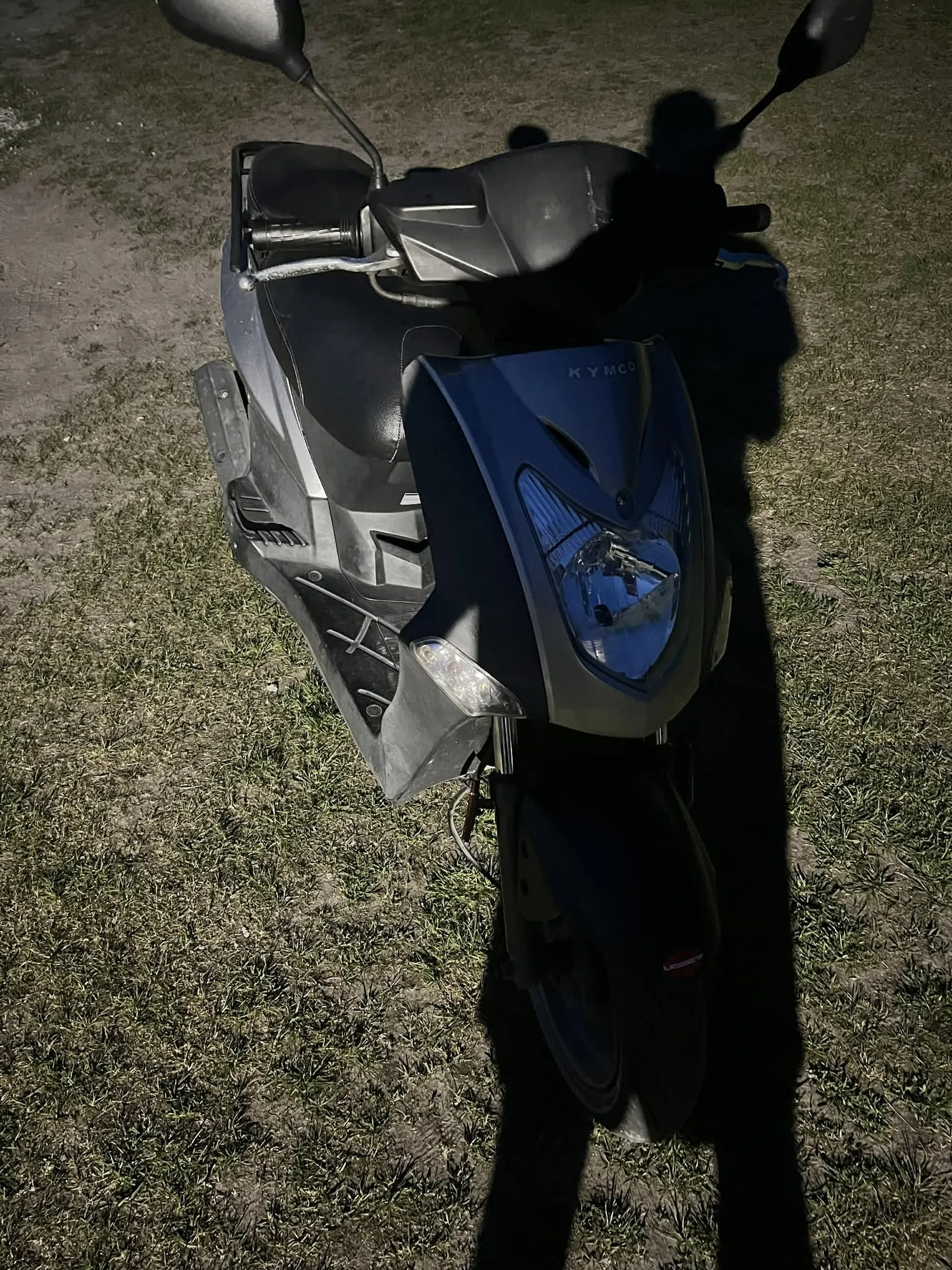 Jezdzi jakis mlodzieniec szarym skuterem kymco kierunki puszcza w lewo a jedzie w prawo naucz sie gnojku jezdzic