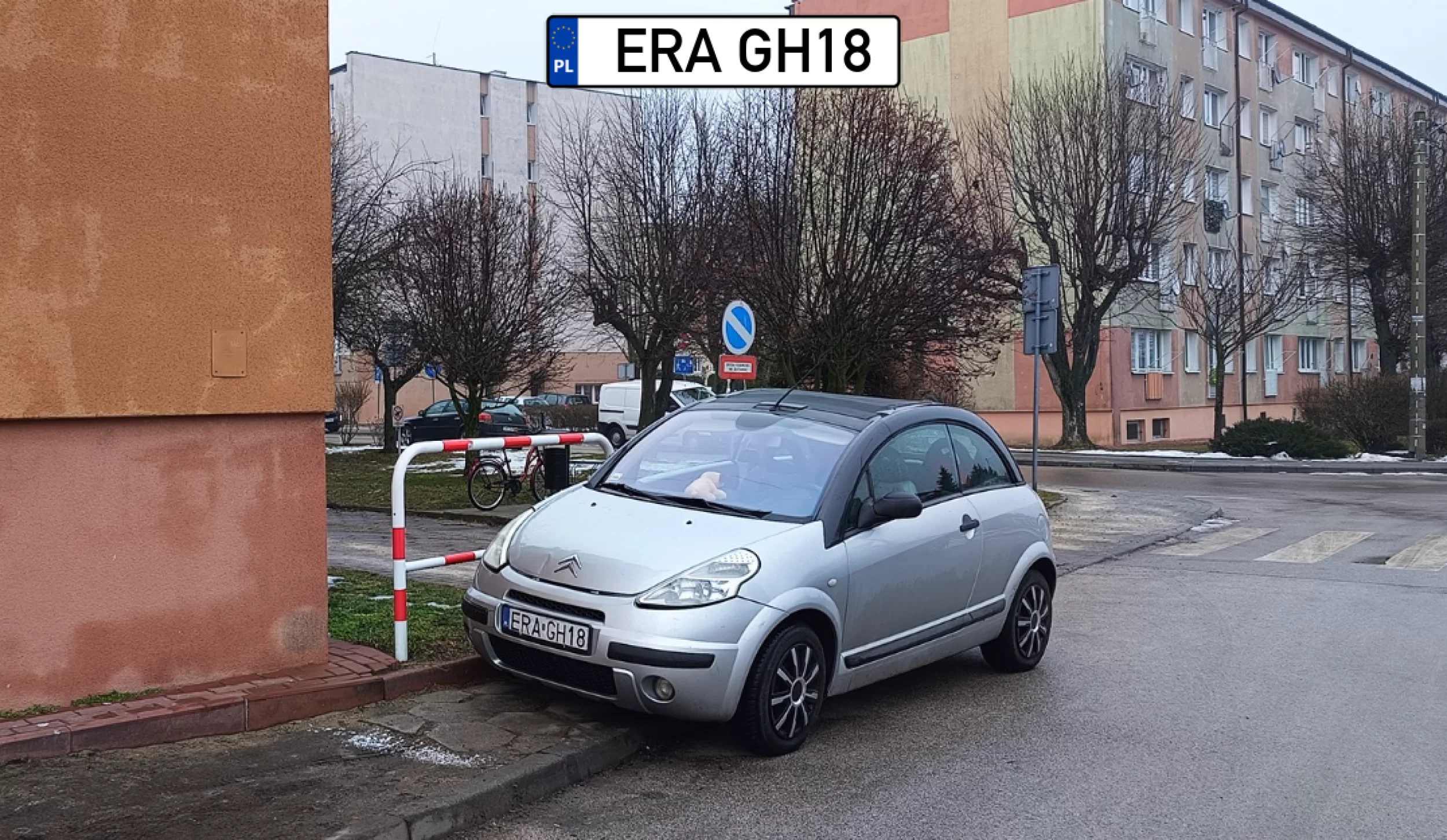 Ciekawe po co tą bramkę postawiono. Jak widać nie potrzebnie.