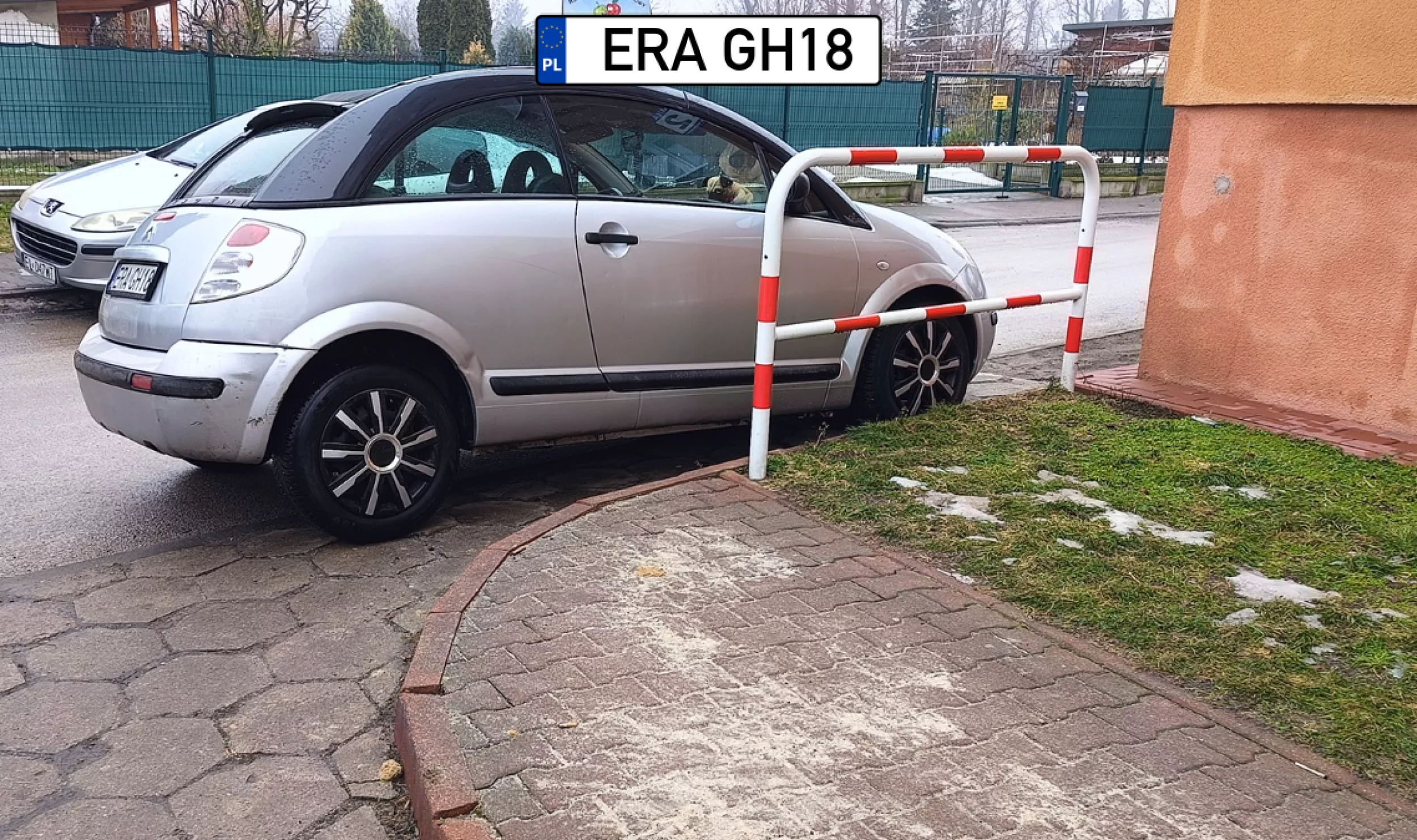 Ciekawe po co tą bramkę postawiono. Jak widać nie potrzebnie.