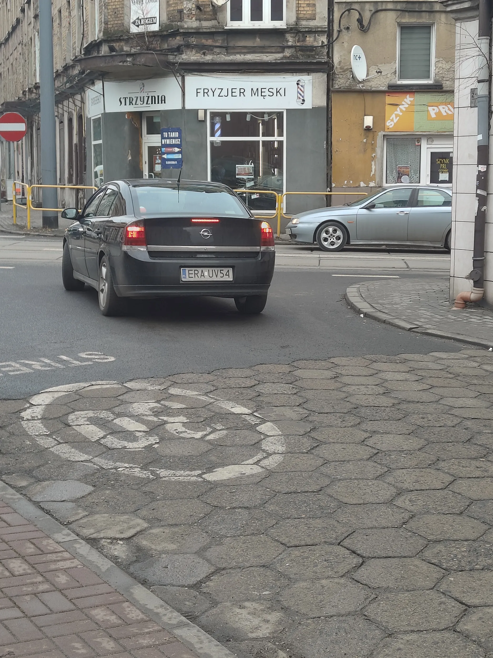 Kierowca sprowadza nieletnie do auta