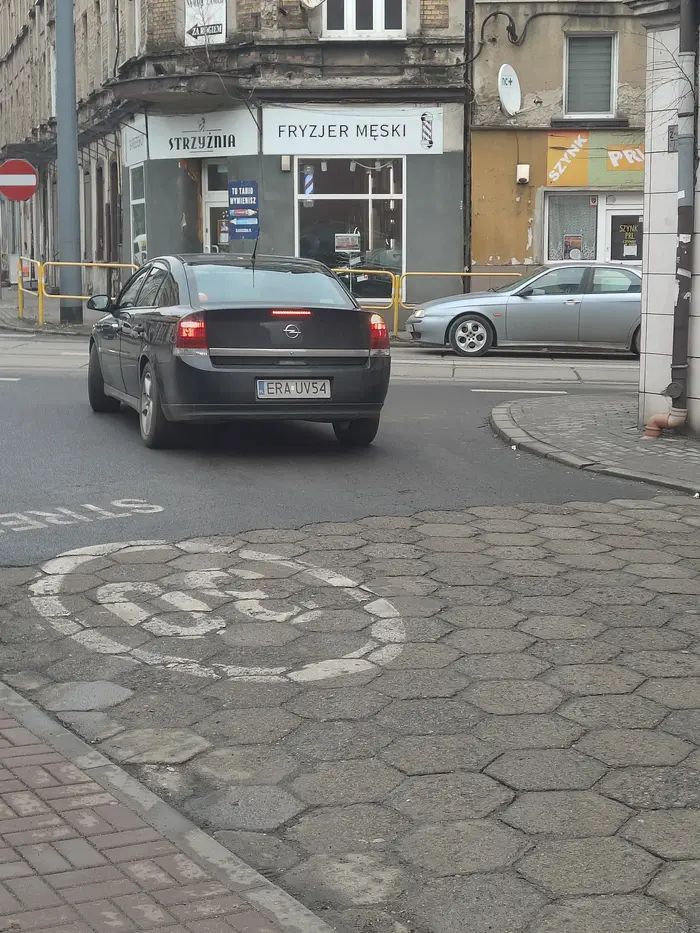 Kierowca sprowadza nieletnie do auta