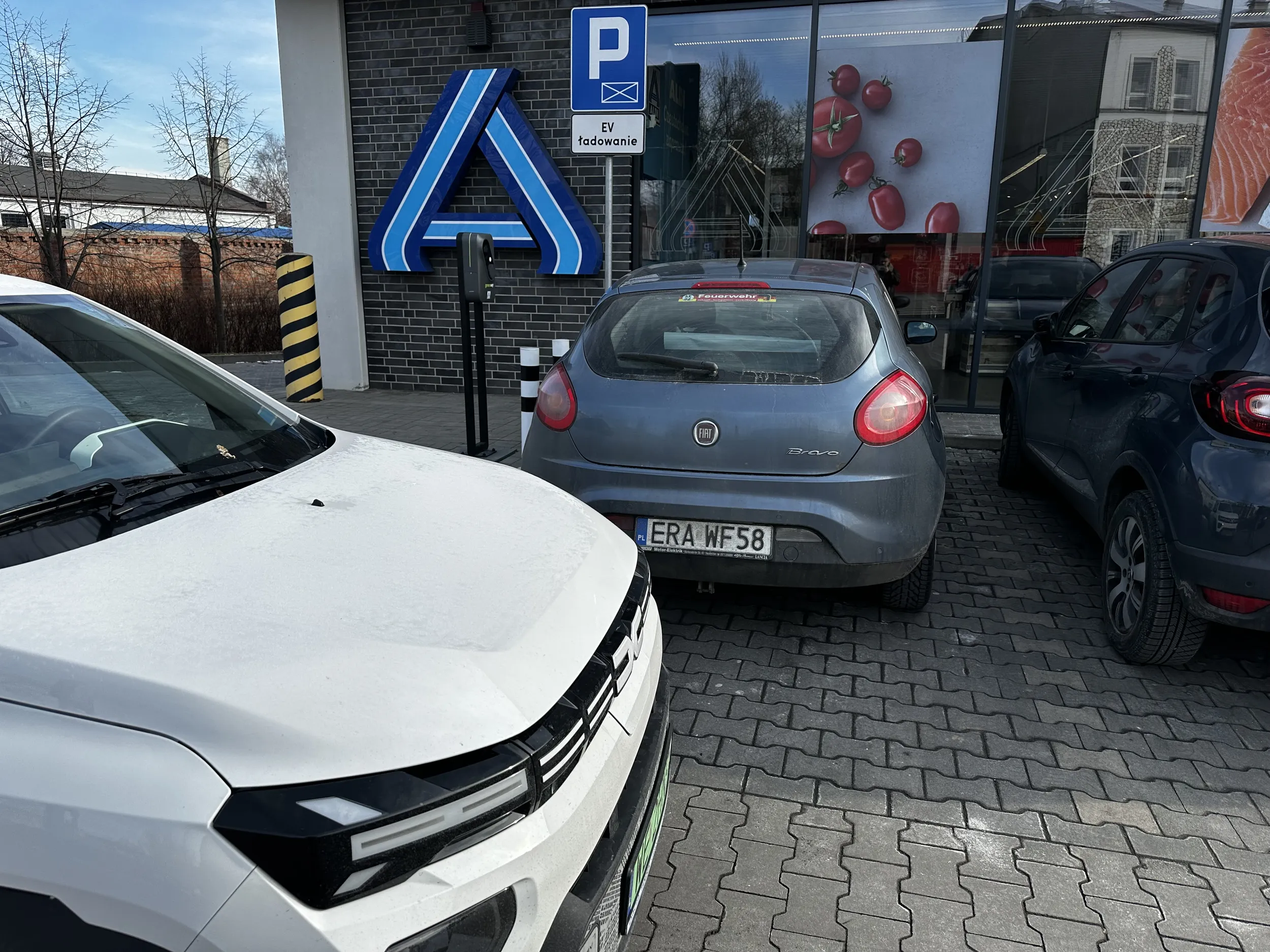 Fiat bravo i brawo dla kierowcy za zastawienie miejsca do ładowania