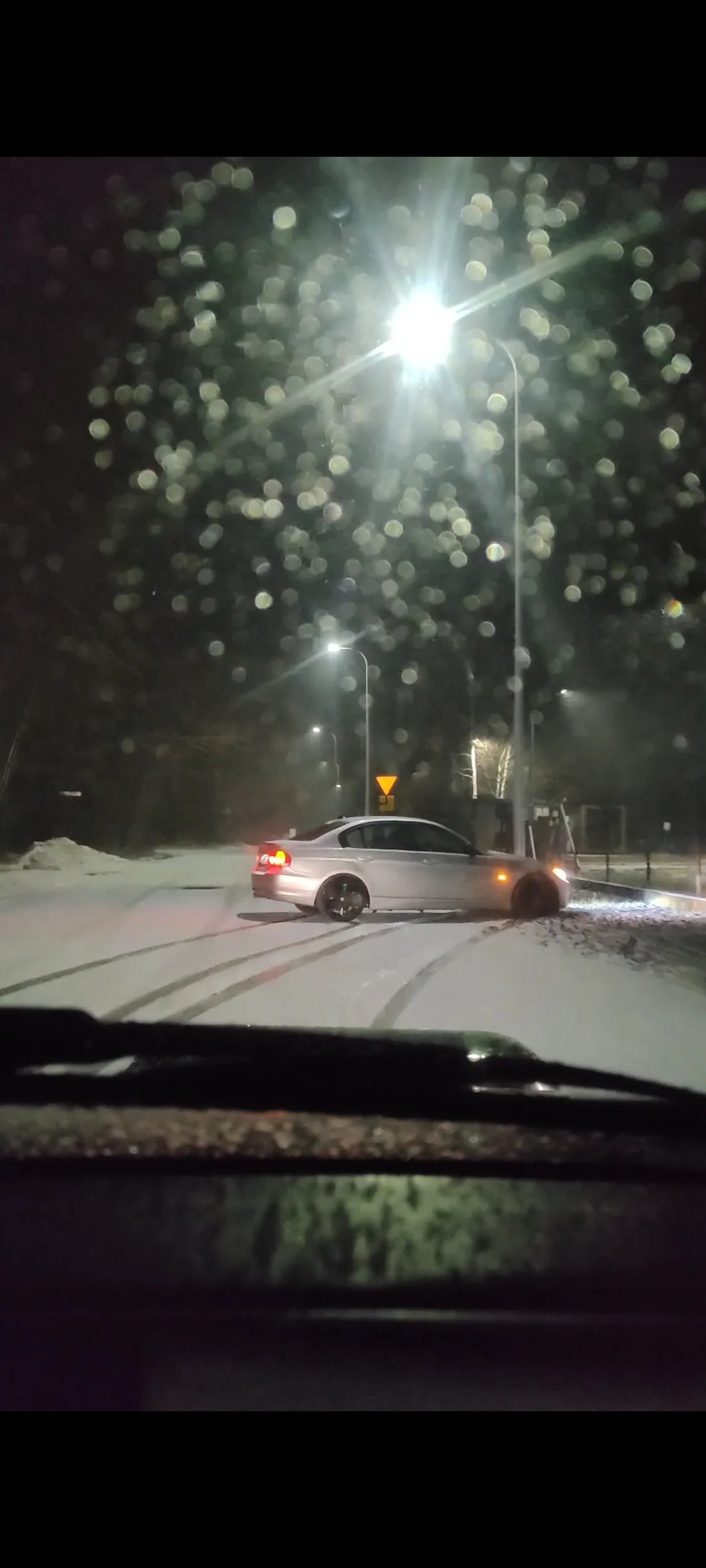 kierowca jest jakiś niepoczytalny zamiast jeździć spokojnie to driftuje nienormalny typ