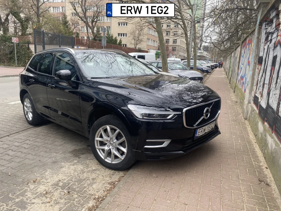 Pytanie? jakim trzeba być tłukiem z Rawy zeby tak zaparkowac samochod zeby nie zostawic miejsca dla wozka inwalidzkiego