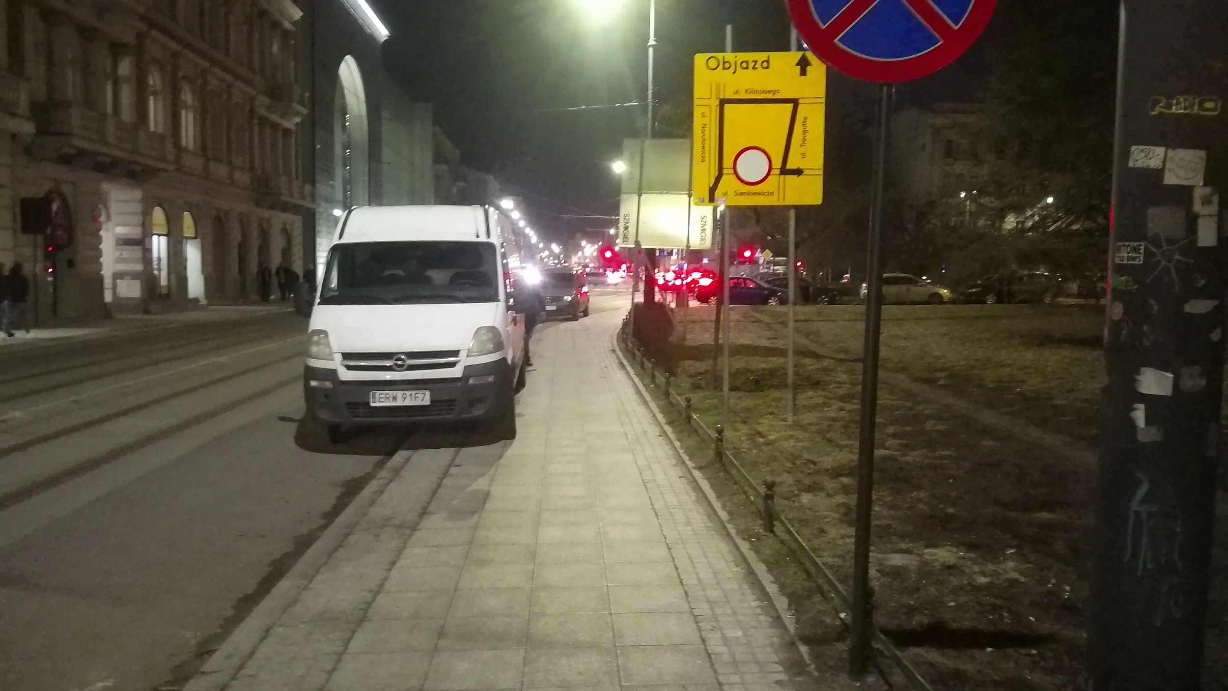 Kierowca nie zna znaków drogowych zakazujących zatrzymywania w określonych nimi miejscach.