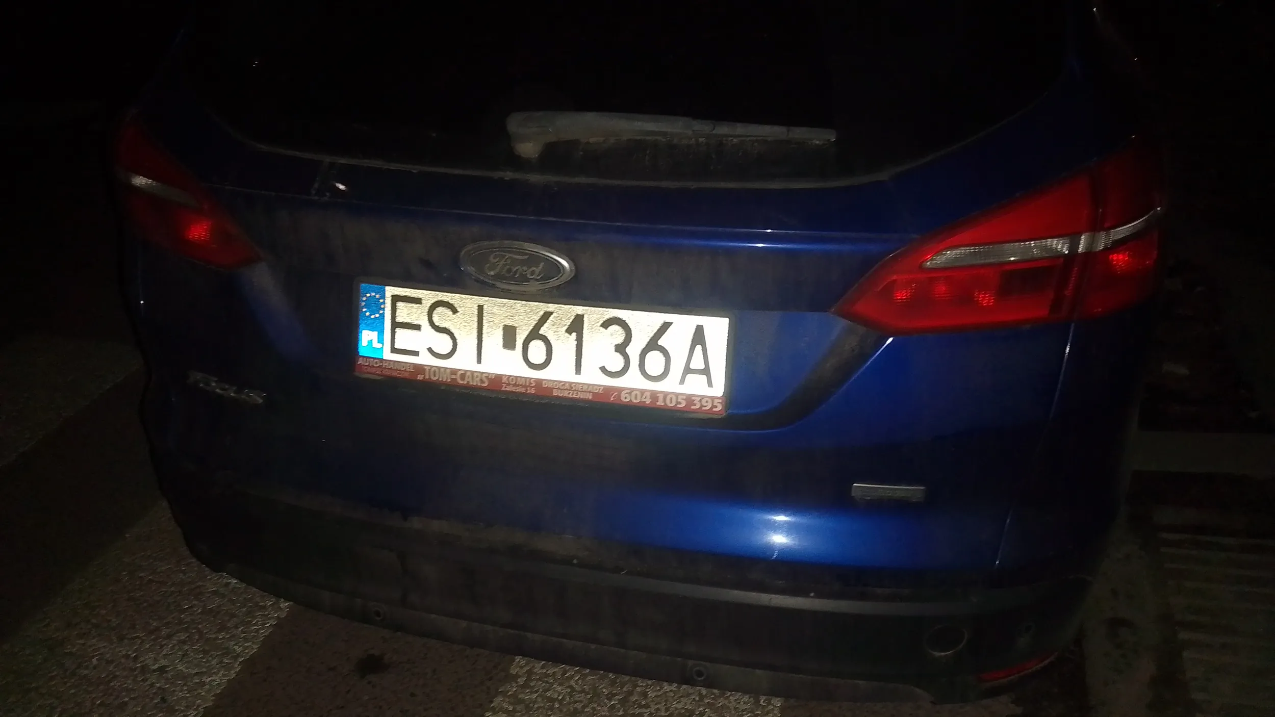 Zastawianie przejścia dla pieszych w nieoświetlonej ulicy to narażanie ludzi na wypadek.